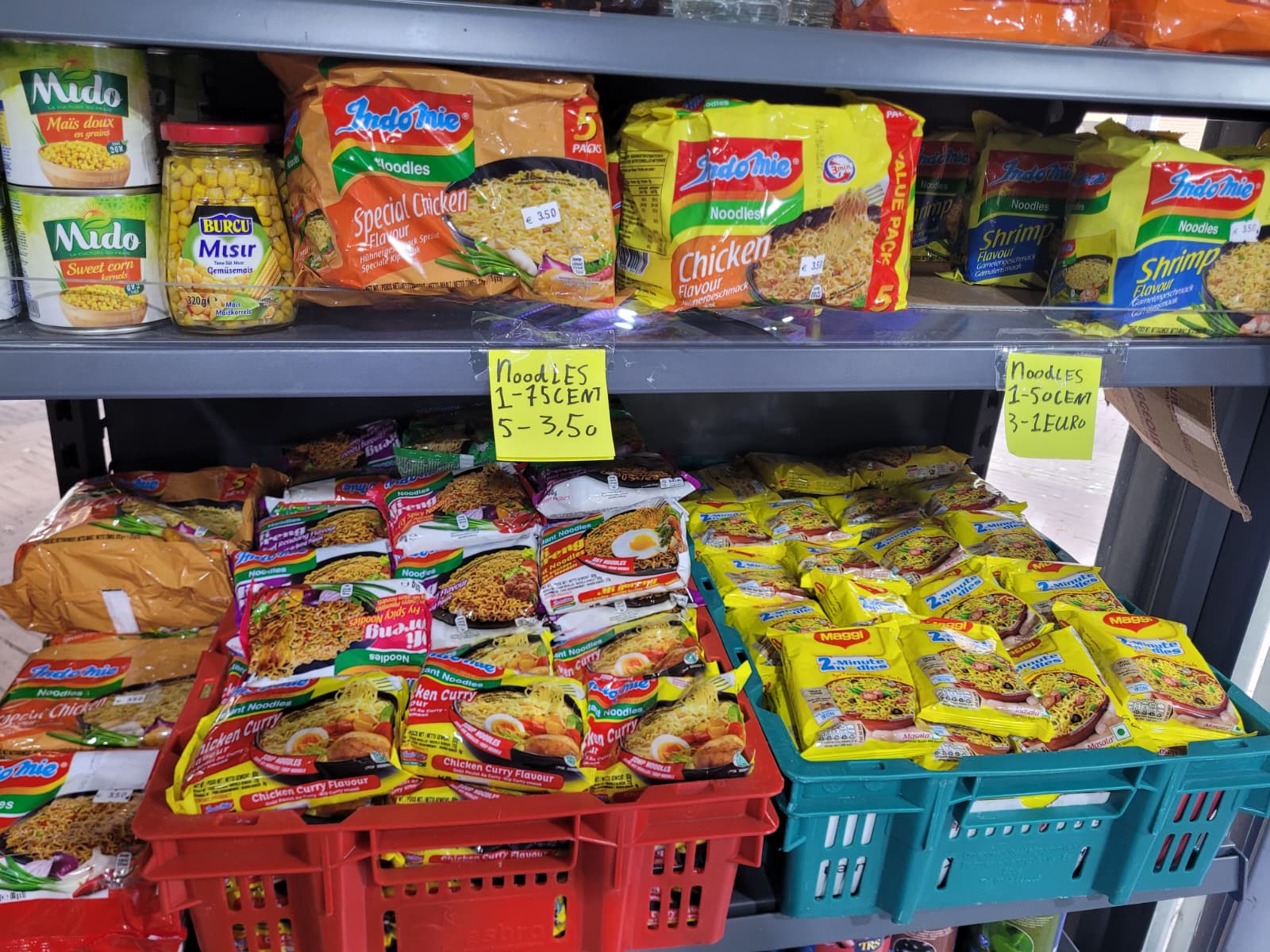 Produk Indomie pun ada di Toko Bismillah