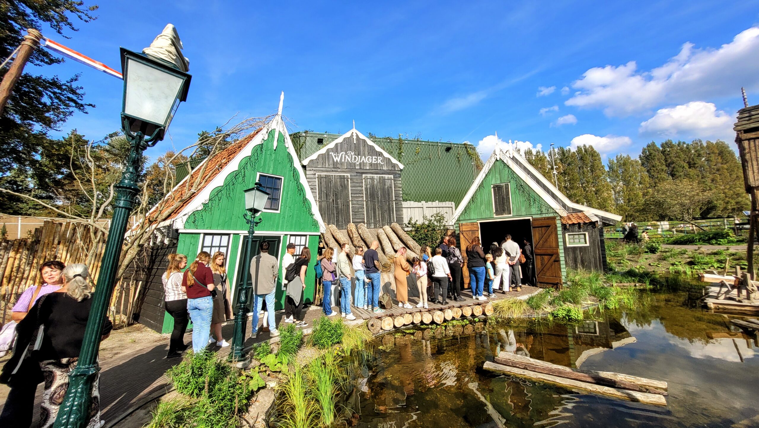 Pengunjung mengantri atraksi De Windjager