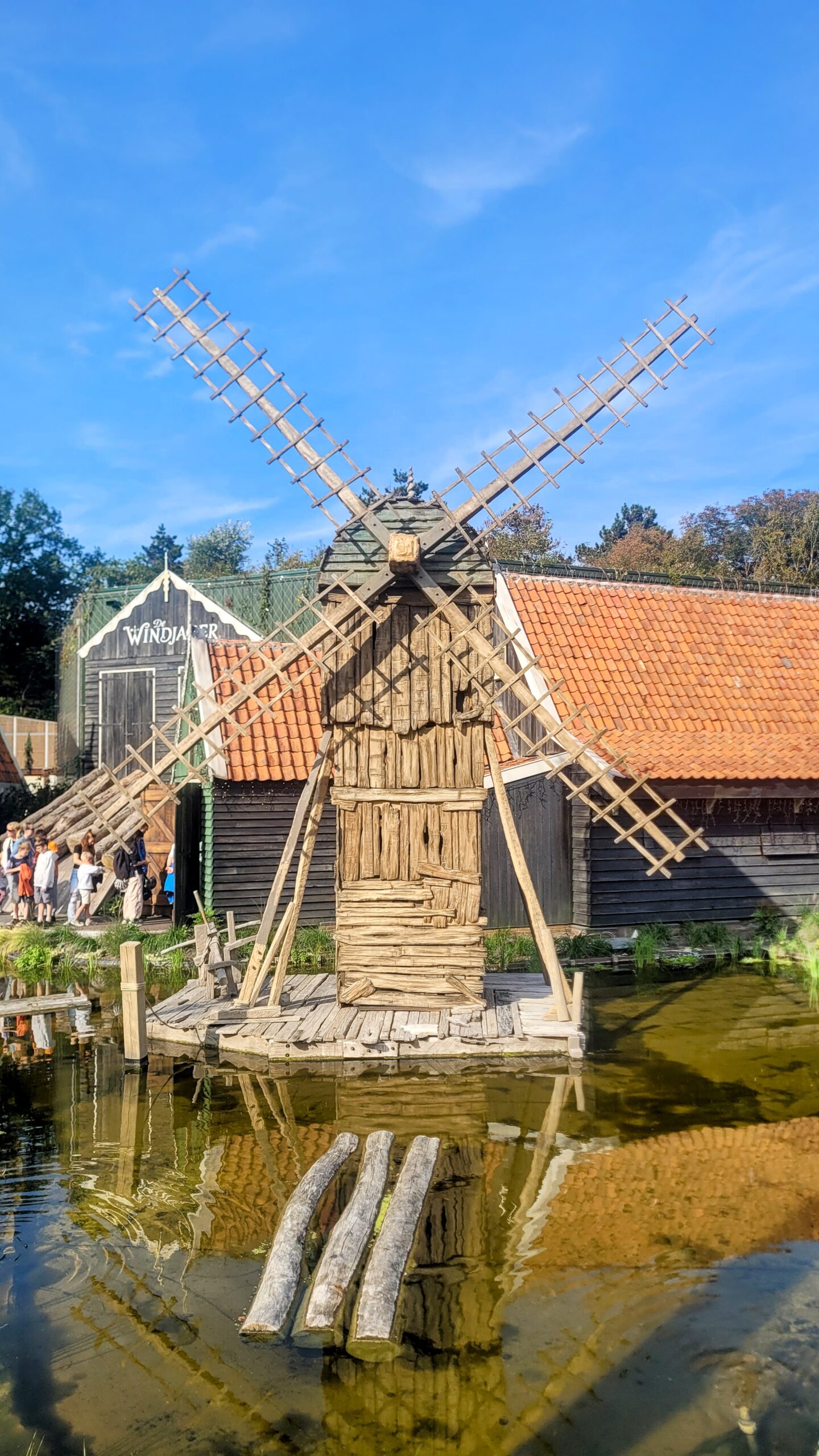 Replica kincir angin penggergaji kayu pertama di Belanda, dapat dilihat di depan De Windjager