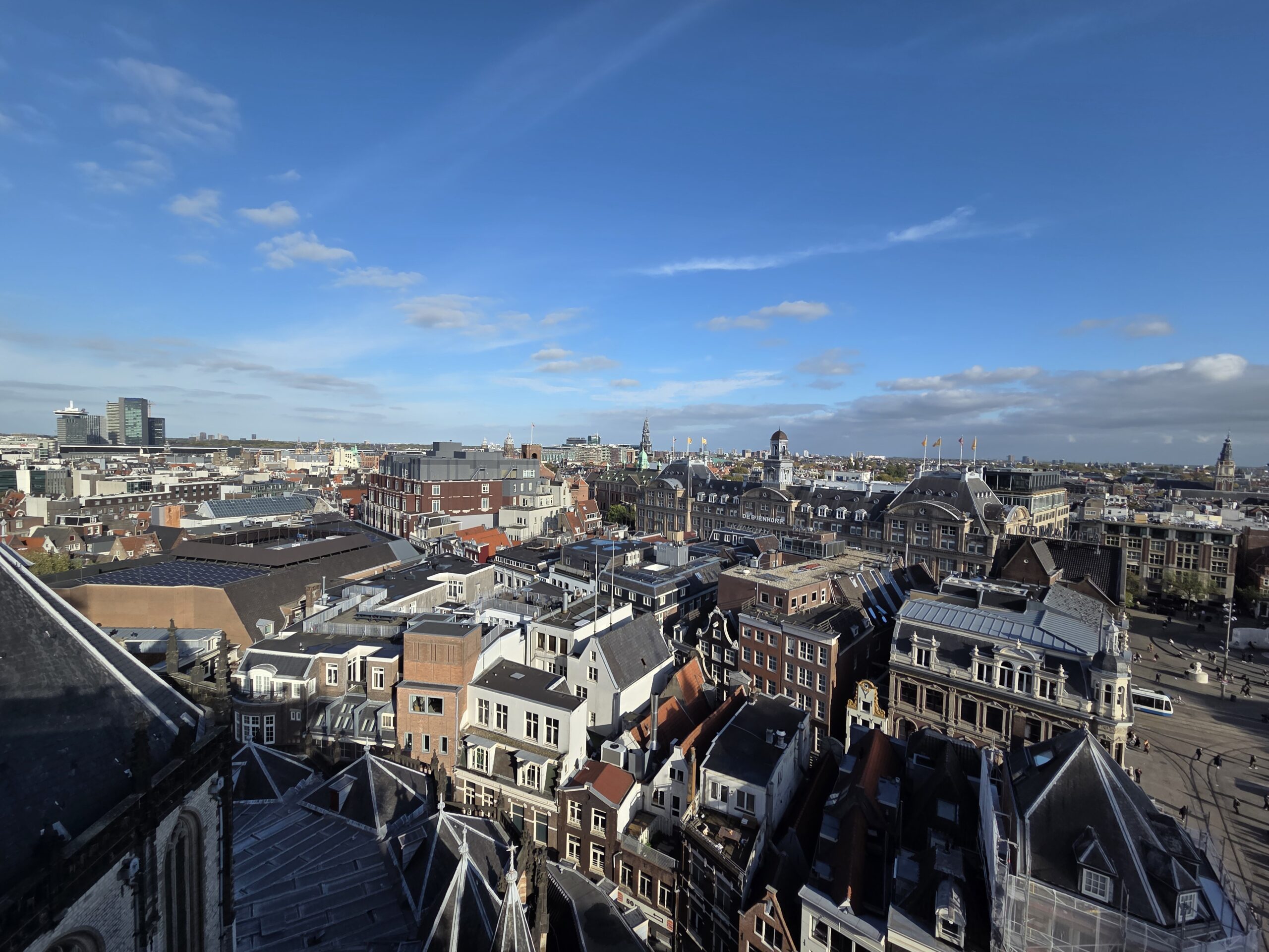 Pemandangan Daerah Nieuwendjik dari atas Menara Nieuwe Kerk. Penghuni pertama Amsterdam tinggal di daerah ini. Penggalian arkeologi menemukan bahwa pada tahun 1225 di sini ditemukan bangunan rumah, bengkel pandai besi, penyamakan kulit, dan bengkel tenun (Sumber: Hengky Kurniawan).