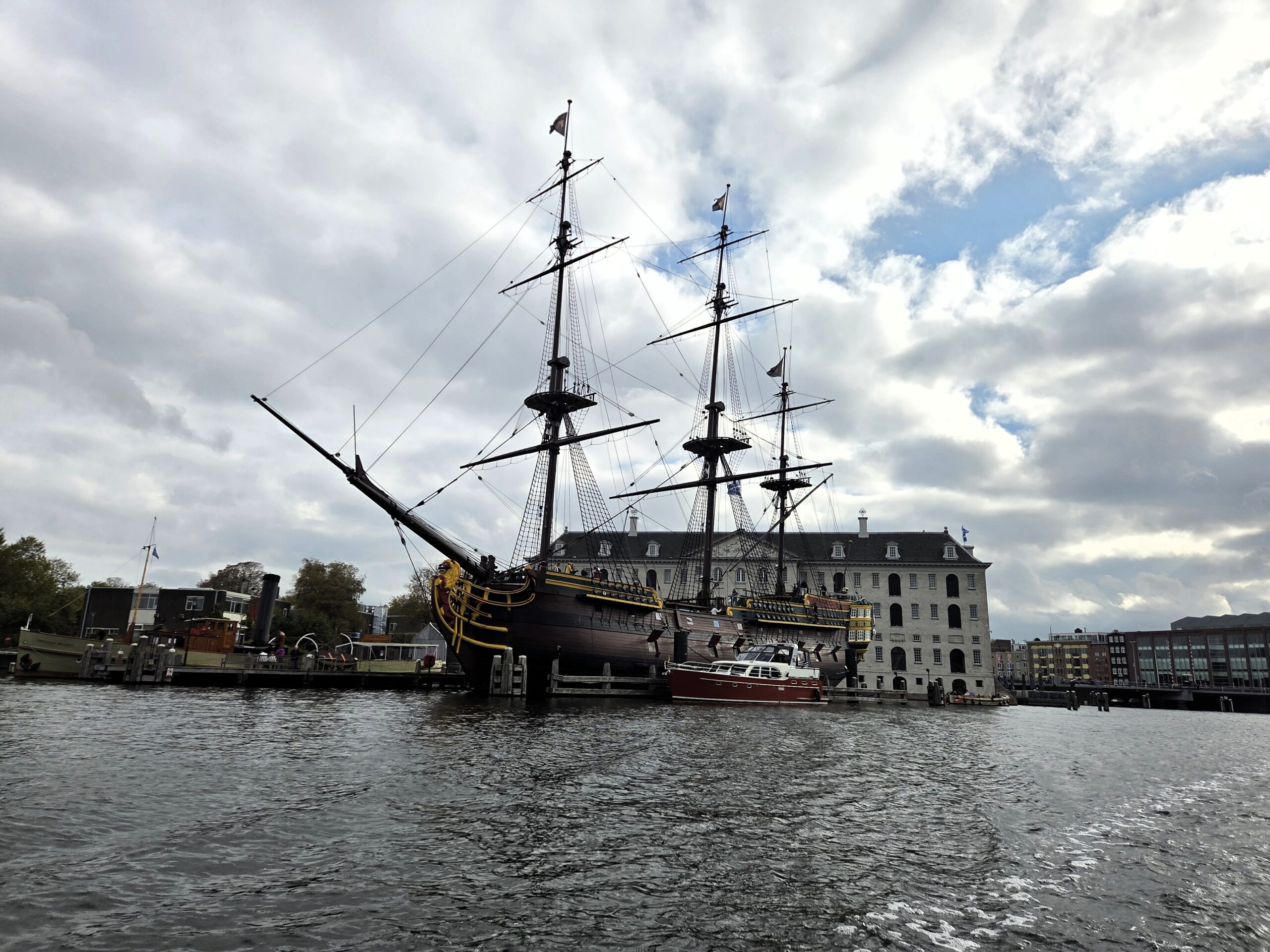 Replika kapal VOC dengan latar belakang Museum Maritim (Scheepvaartmuseum) (Foto: Hengky Kurniawan).