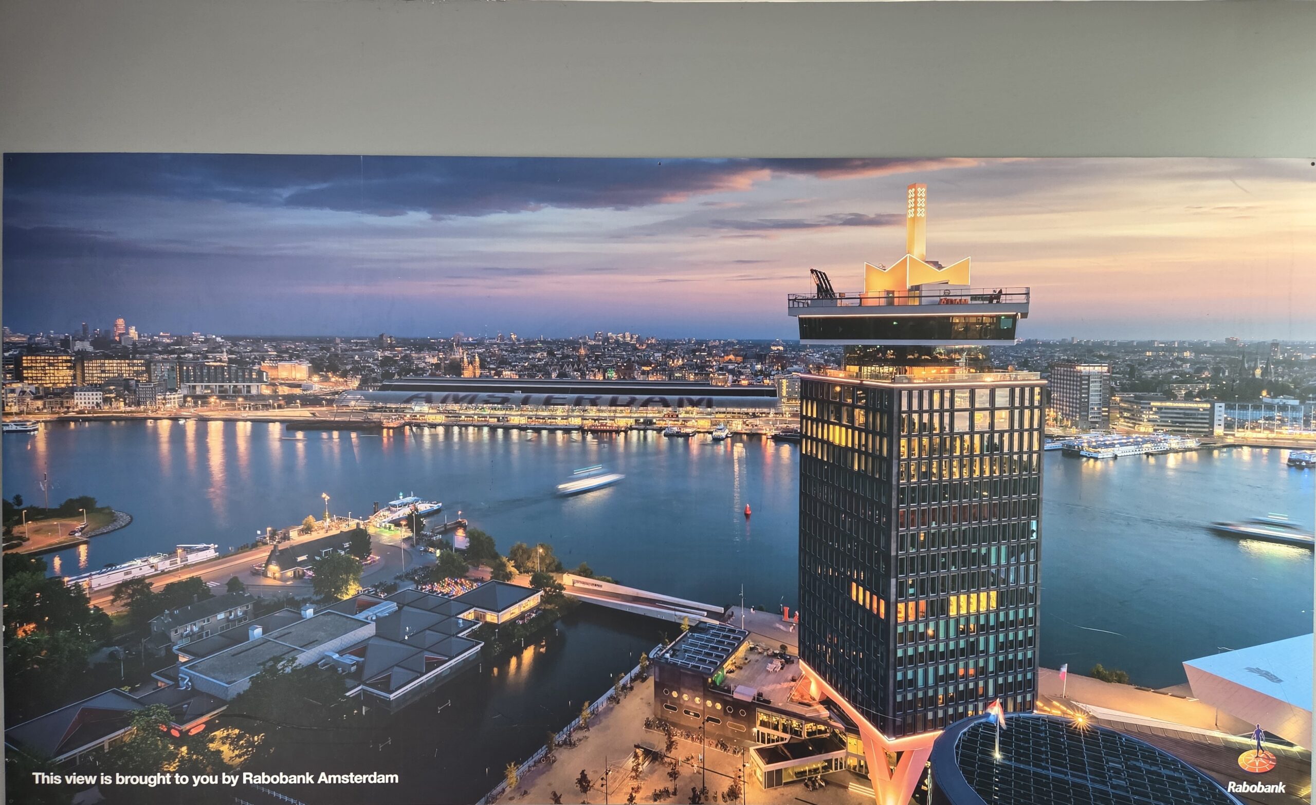 Foto pemandangan udara A’DAM Tower, salah satu gedung tinggi di Amsterdam (Sumber: Hengky Kurniawan).