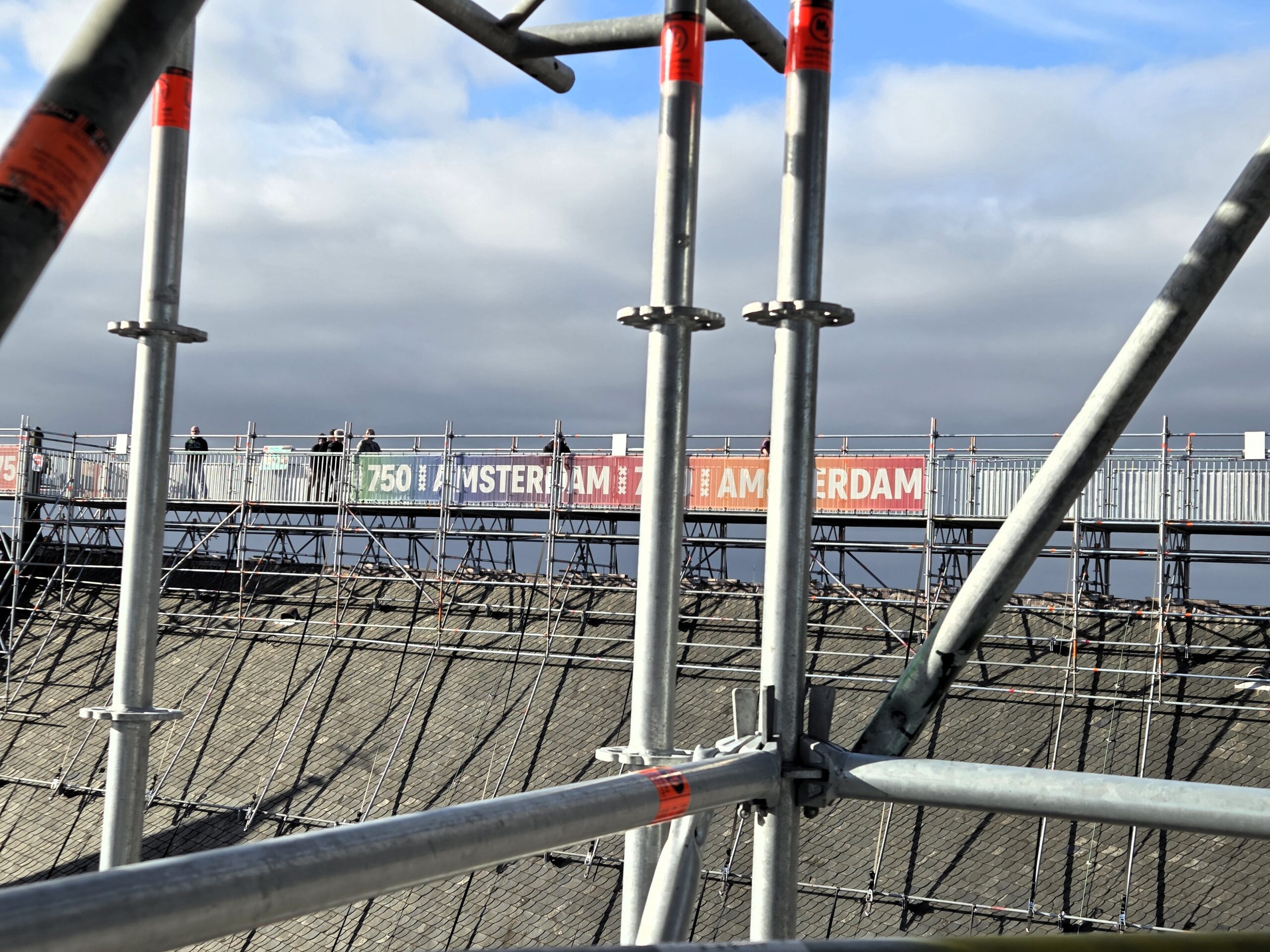 Spanduk ucapan ulang tahun Amsterdam di atas Menara Nieuwe Kerk (Sumber: Hengky Kurniawan).