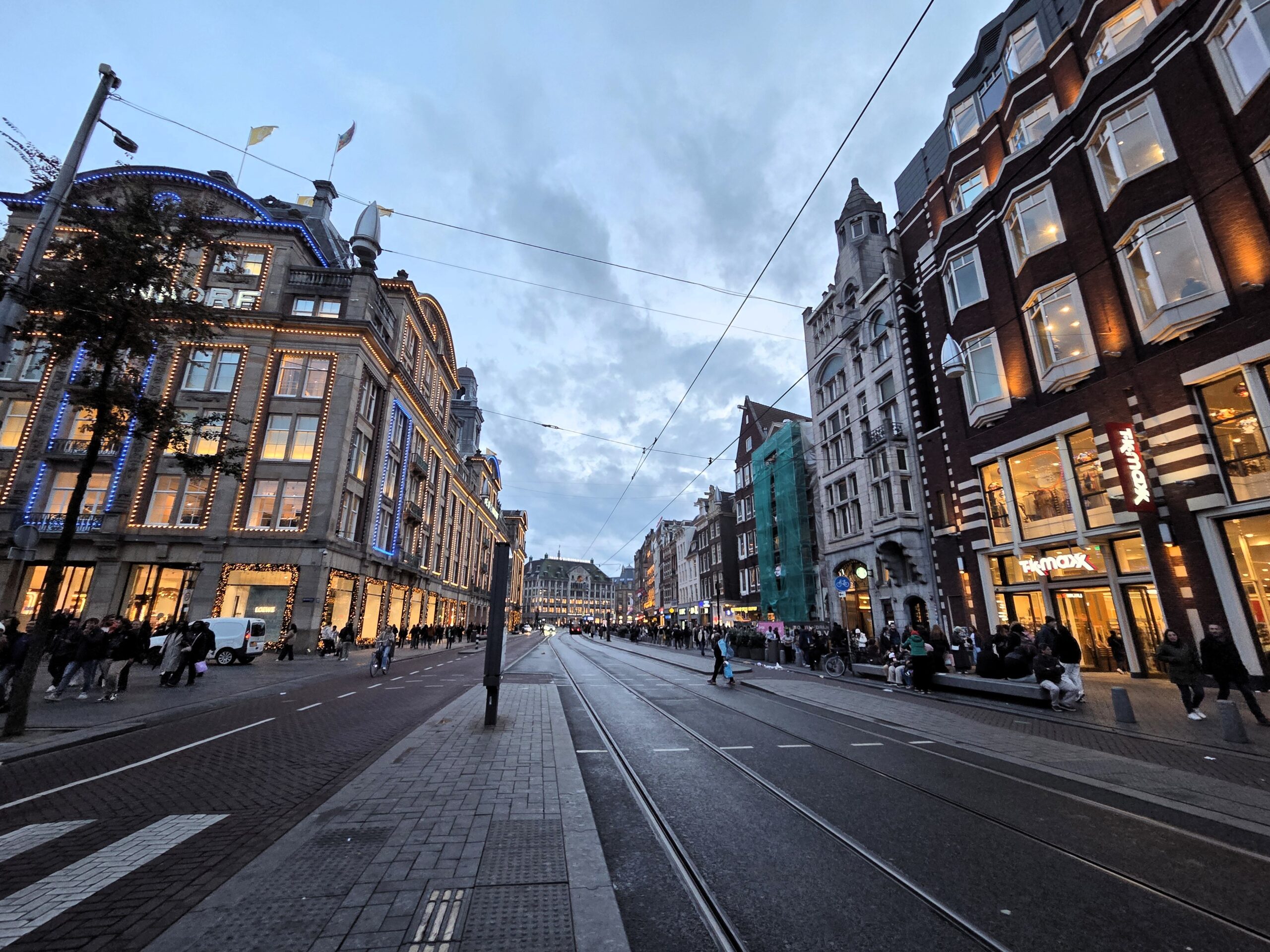 Suasana Kota Amsterdam di Jalan Damrak dengan di sisi kiri De Bijenkorf dan latar belakang Museum lilin Madame Tussauds (Sumber: Hengky Kurniawan).
