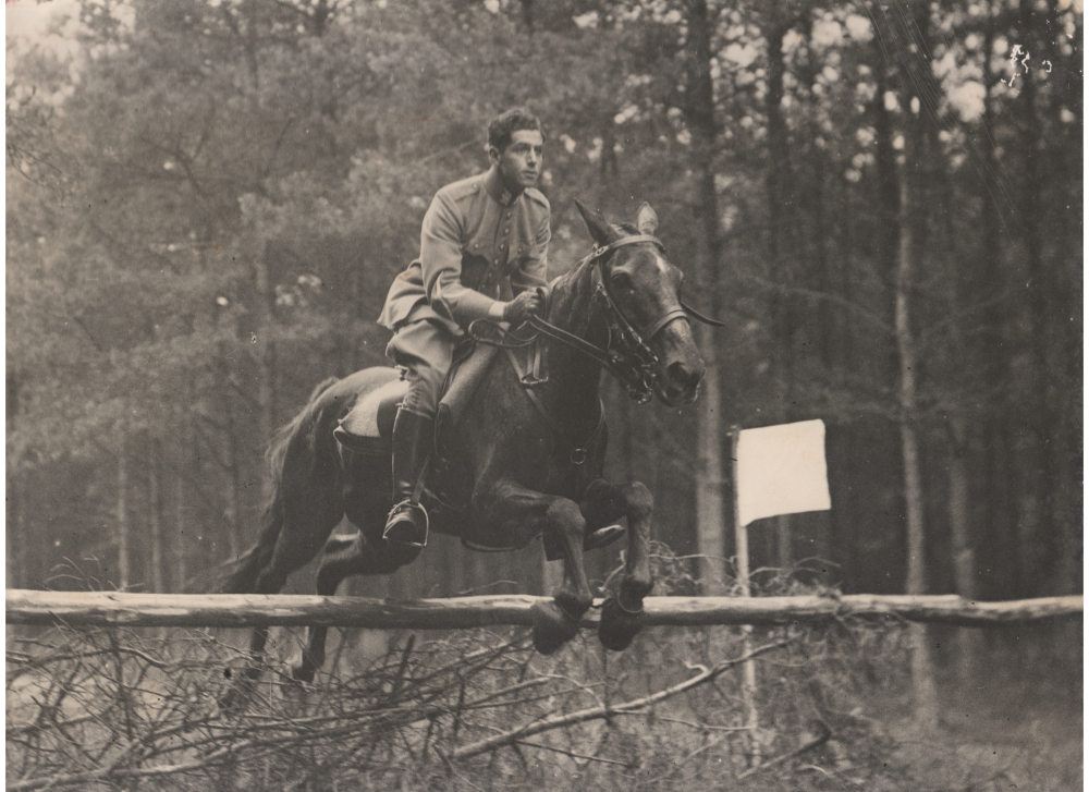 Foto George Maduro dan ketika latihan berkuda