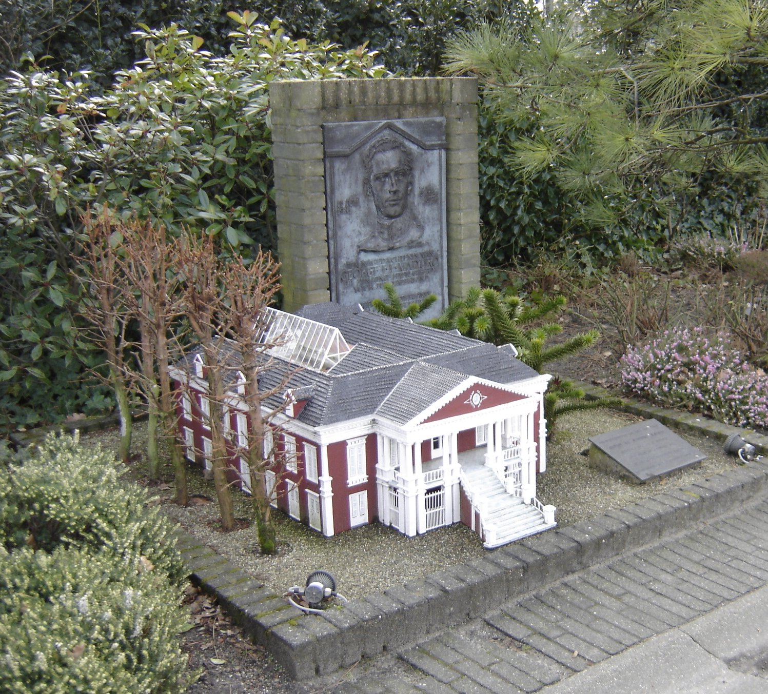 Miniatur rumah George Maduro