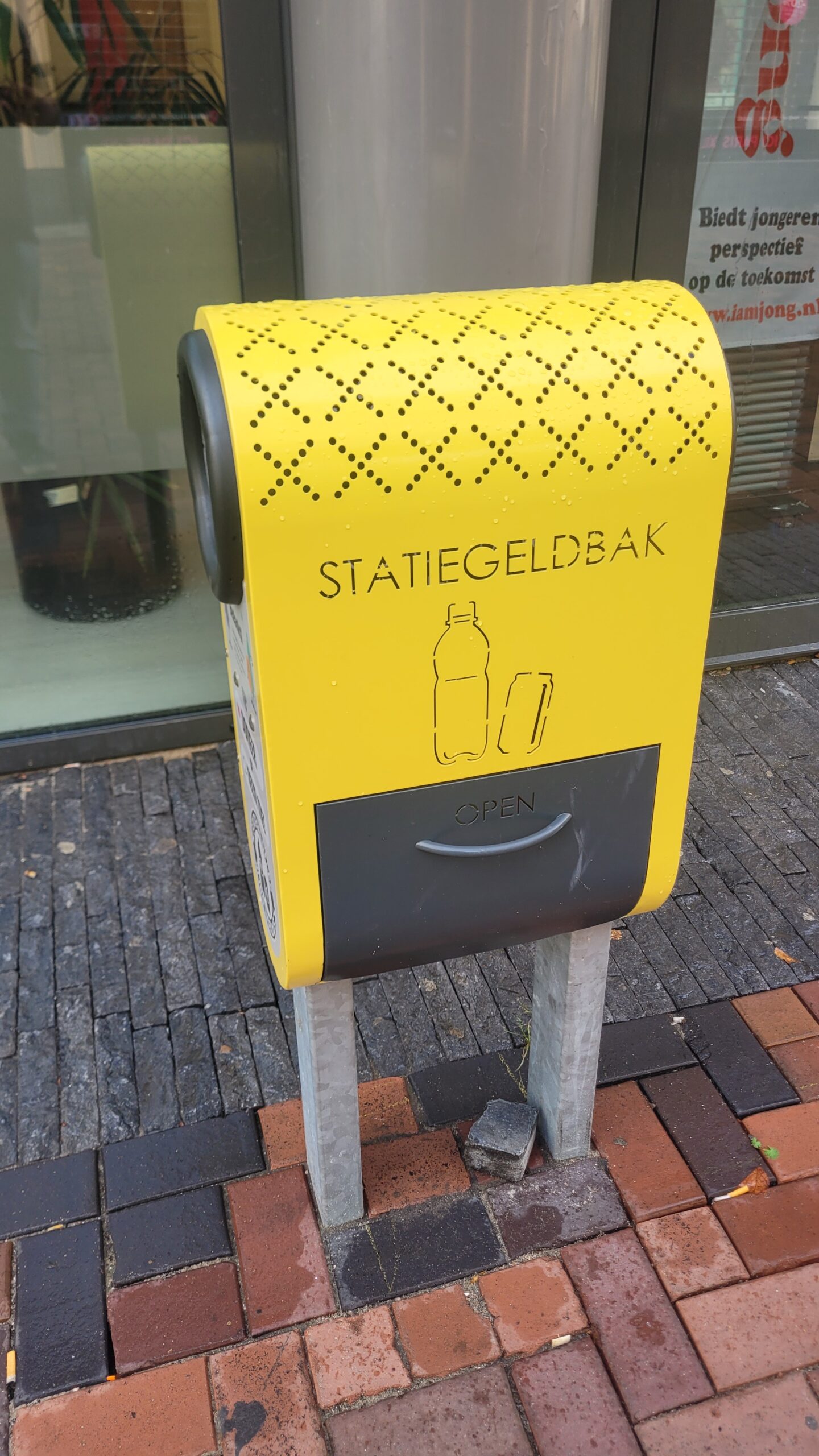 Pemerintah Kota Amsterdam berusaha mengurangi dampak kerusakan tong sampah biasa dengan menyediakan tempat khusus membuang botol dan kaleng (Foto: Hengky Kurniawan)