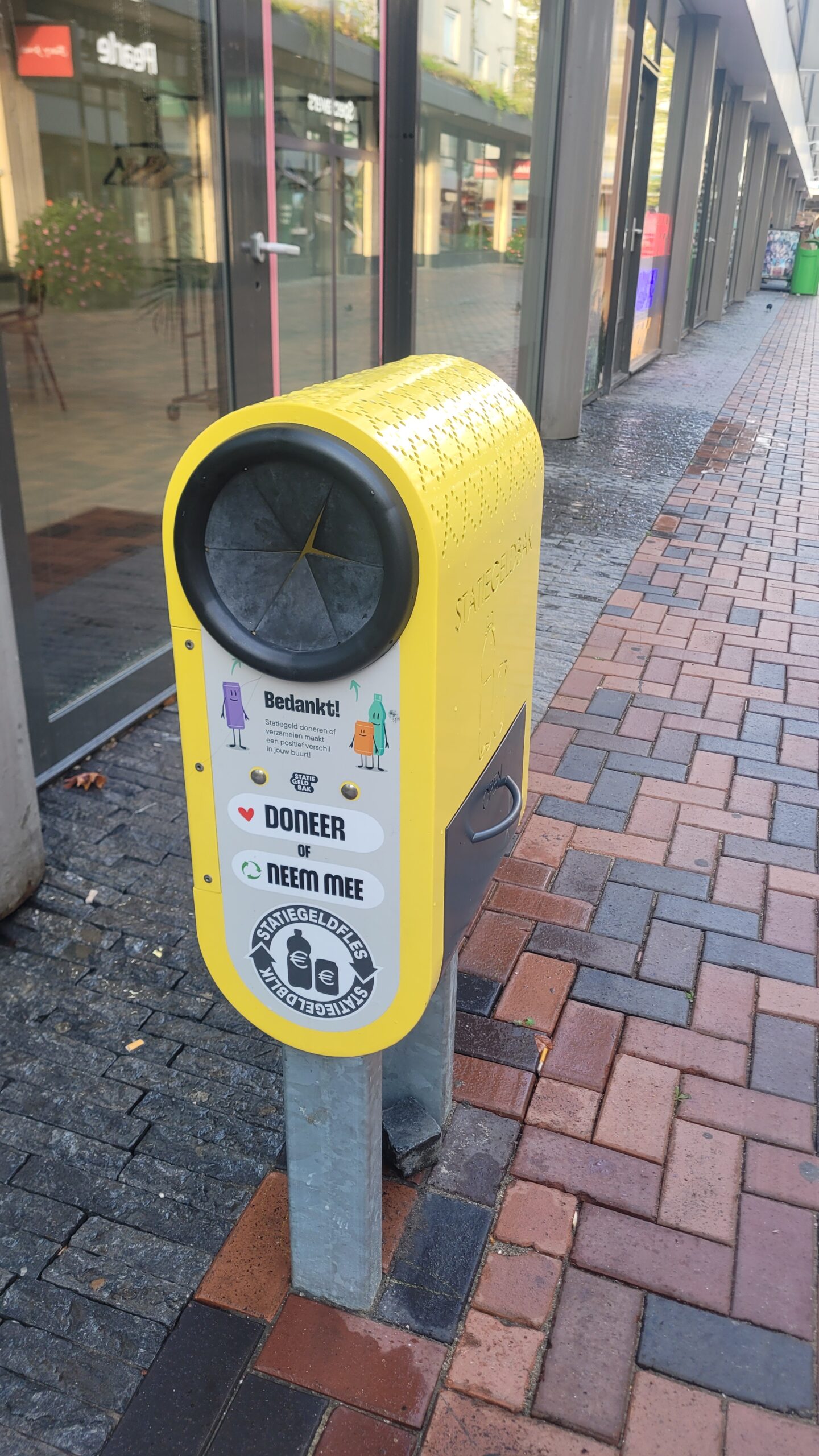 Pemerintah Kota Amsterdam berusaha mengurangi dampak kerusakan tong sampah biasa dengan menyediakan tempat khusus membuang botol dan kaleng (Foto: Hengky Kurniawan)