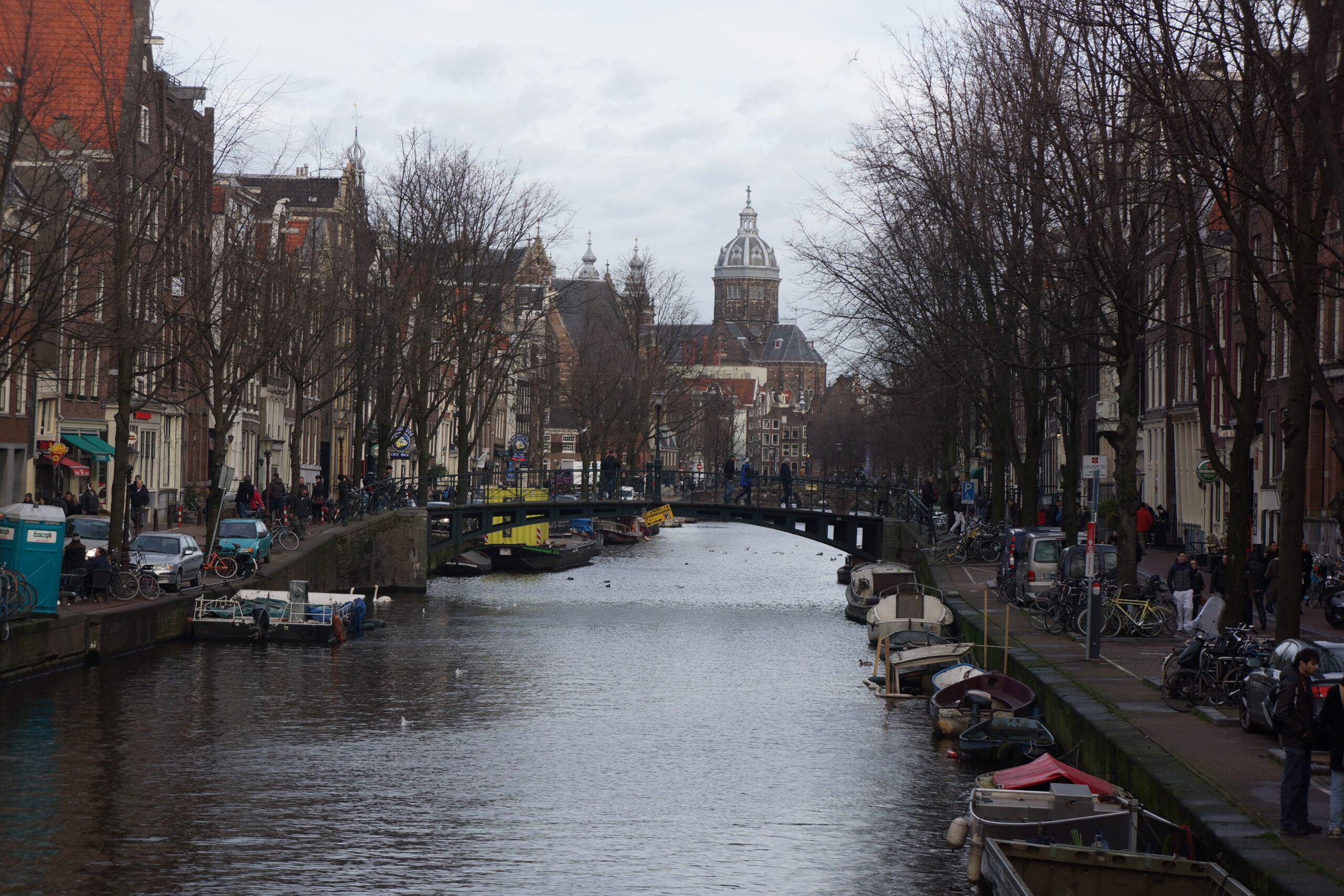 Kota Amsterdam yang padat, kompak dan nyaman dengan kanal yang cantik (Foto diambil oleh Hengky Kurniawan)