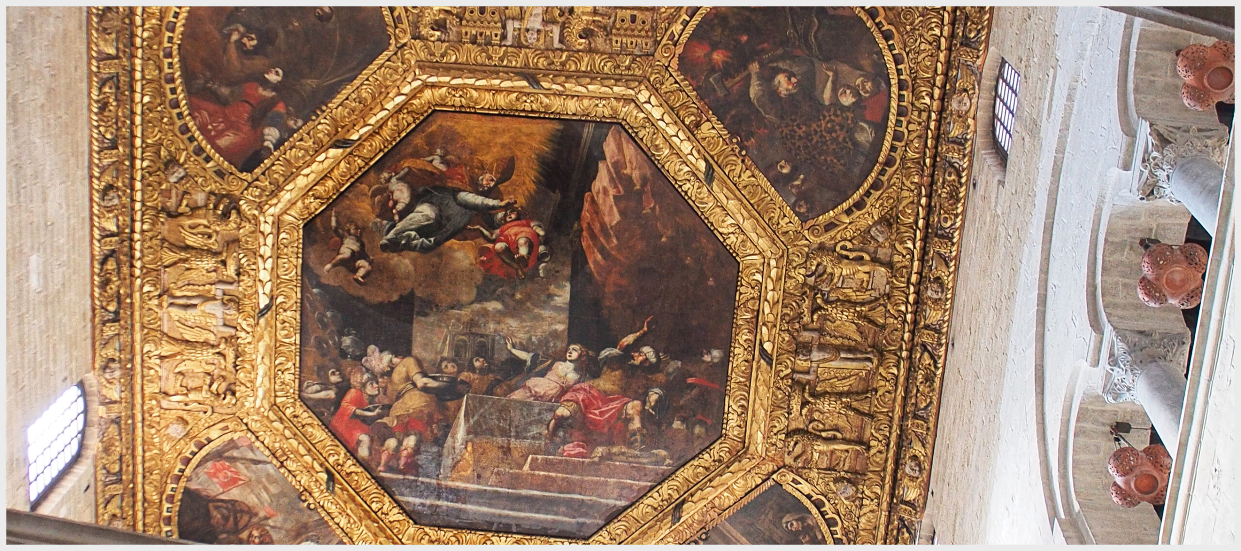 Lukisan di langit-langit gereja Basilika Santo Nikolaus di Bari