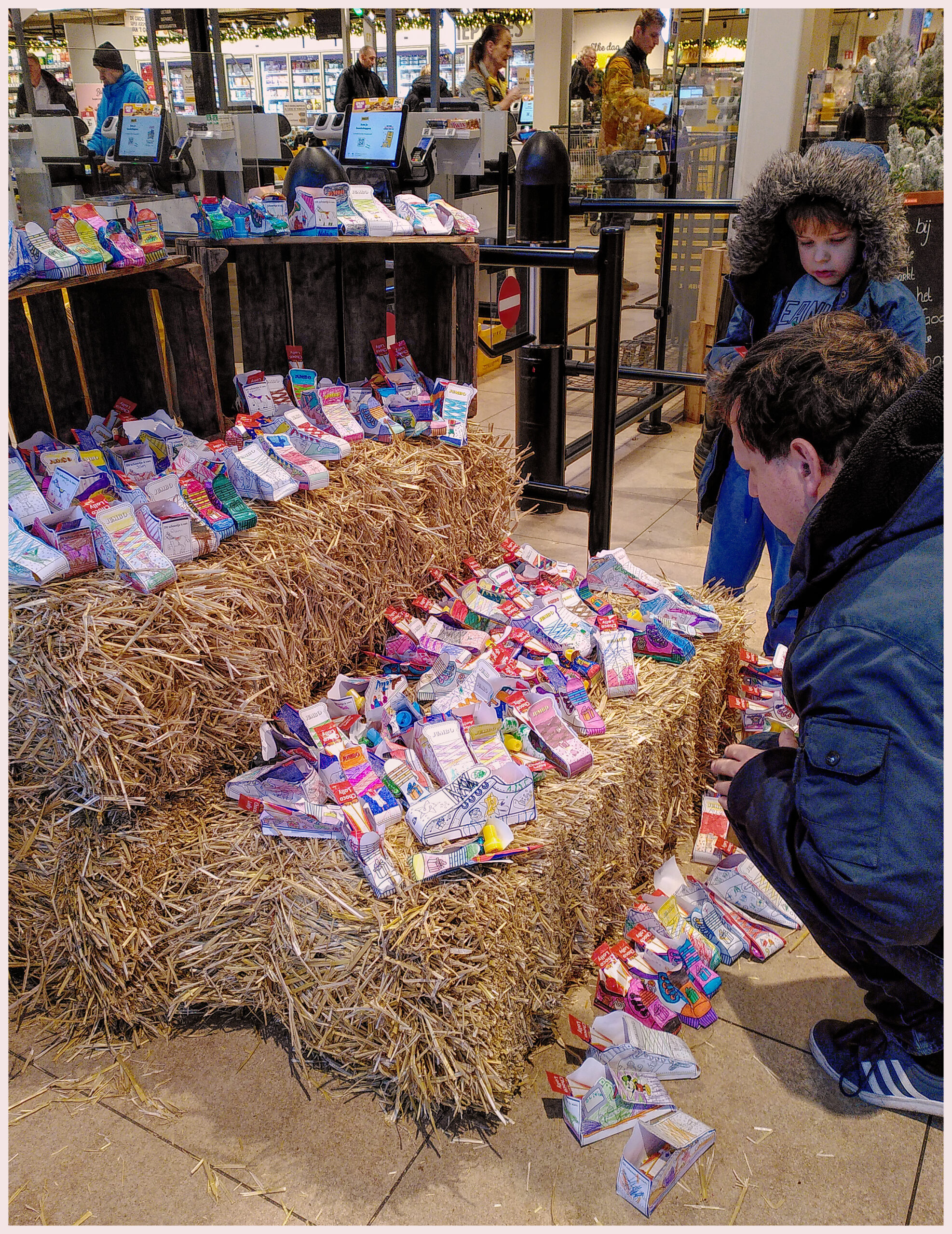 Sepatu kertas buatan anak-anak di sebuah pasar swalayan