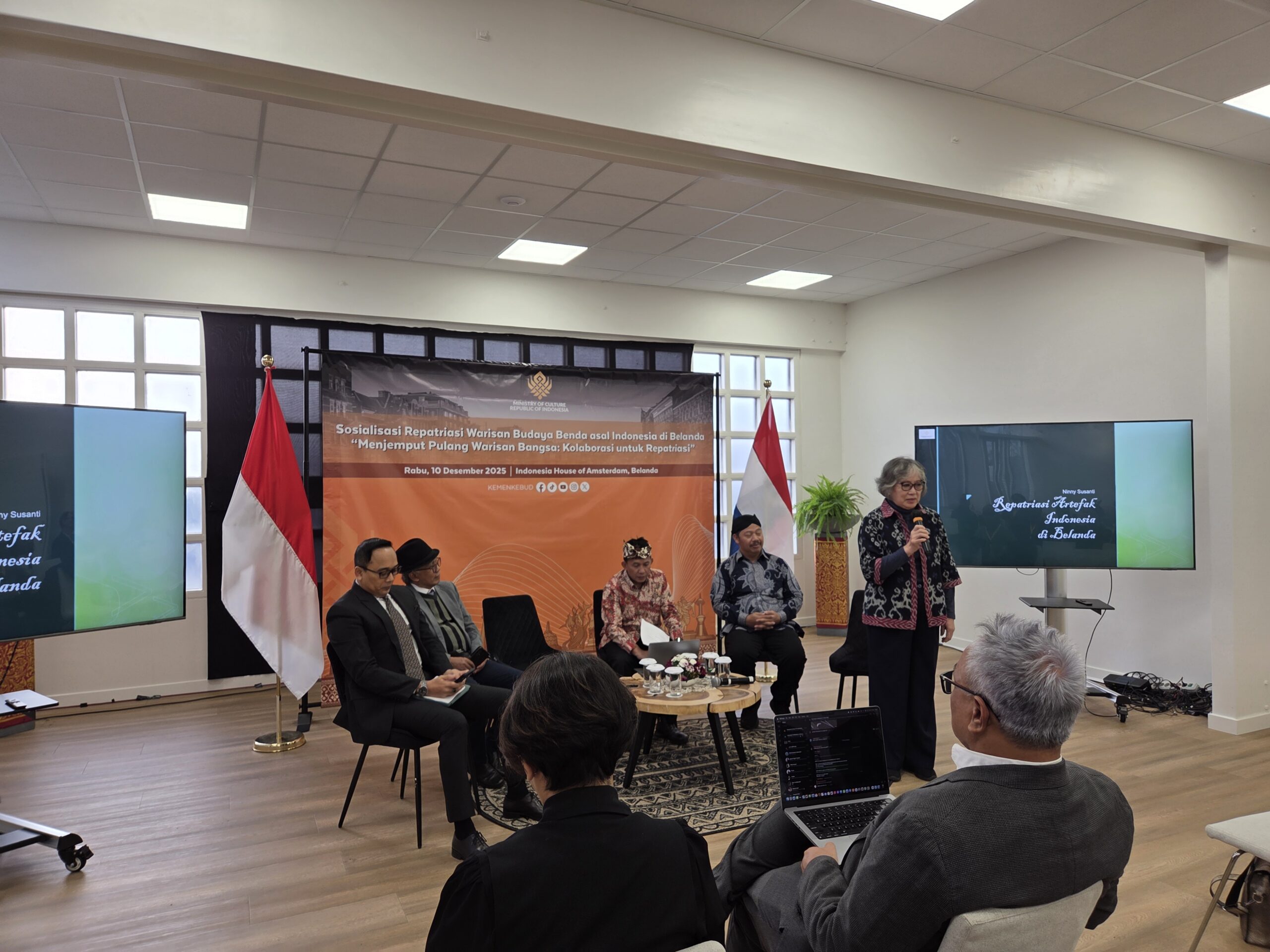 Ninny Susanti Tedjowasono, Penasihat Perkumpulan Ahli Epigrafi Indonesia (PAEI) membahas sisi akademis repatriasi (Foto: Hengky Kurniawan).