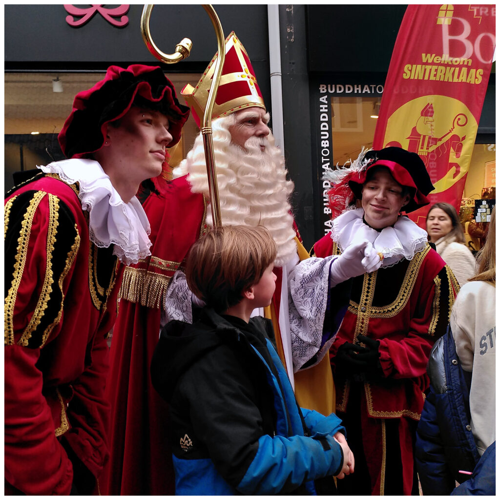 Sinterklaas dan Piet di daerah pertokoan