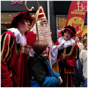 Sinterklaas dan Piet di daerah pertokoan