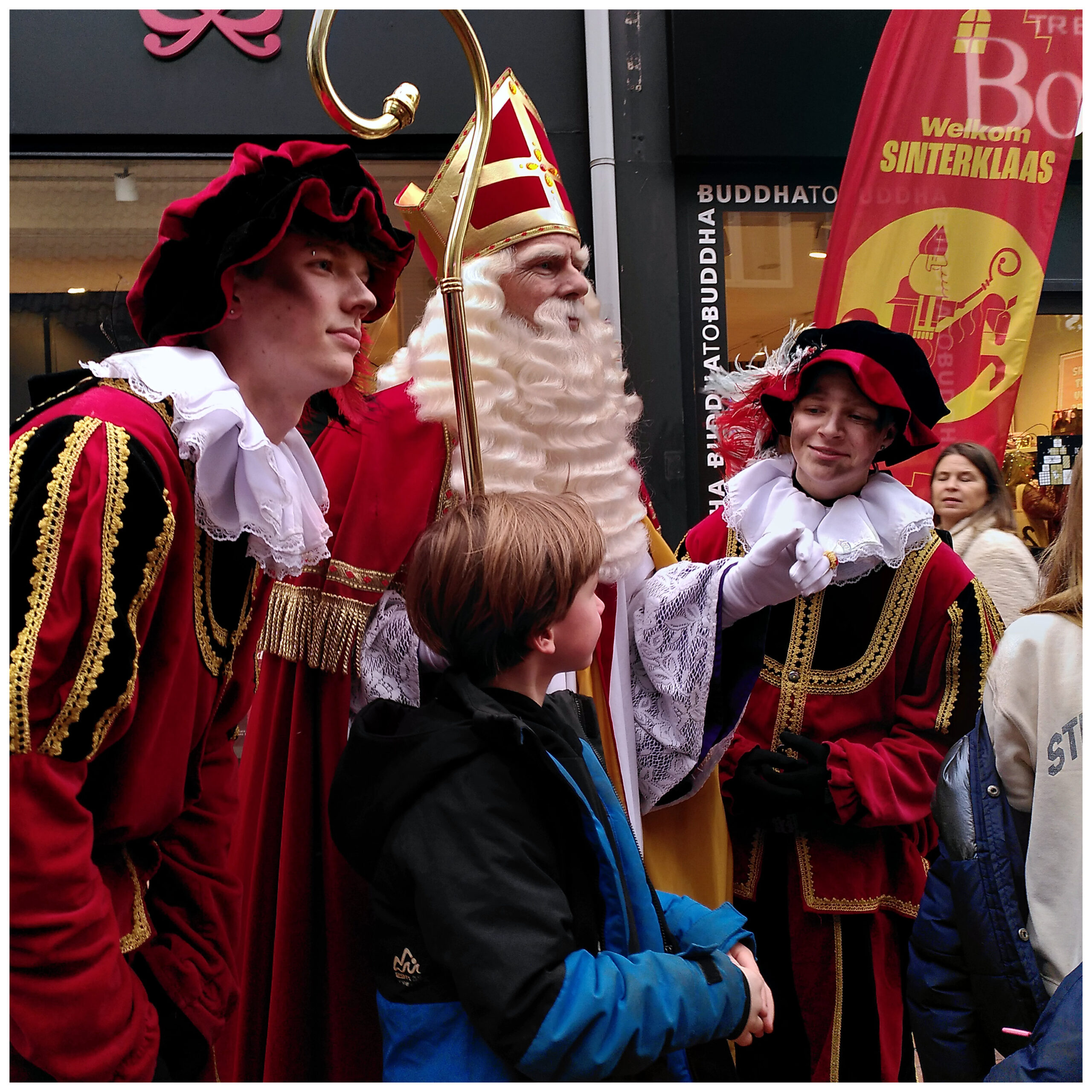 Sinterklaas dan Piet di daerah pertokoan
