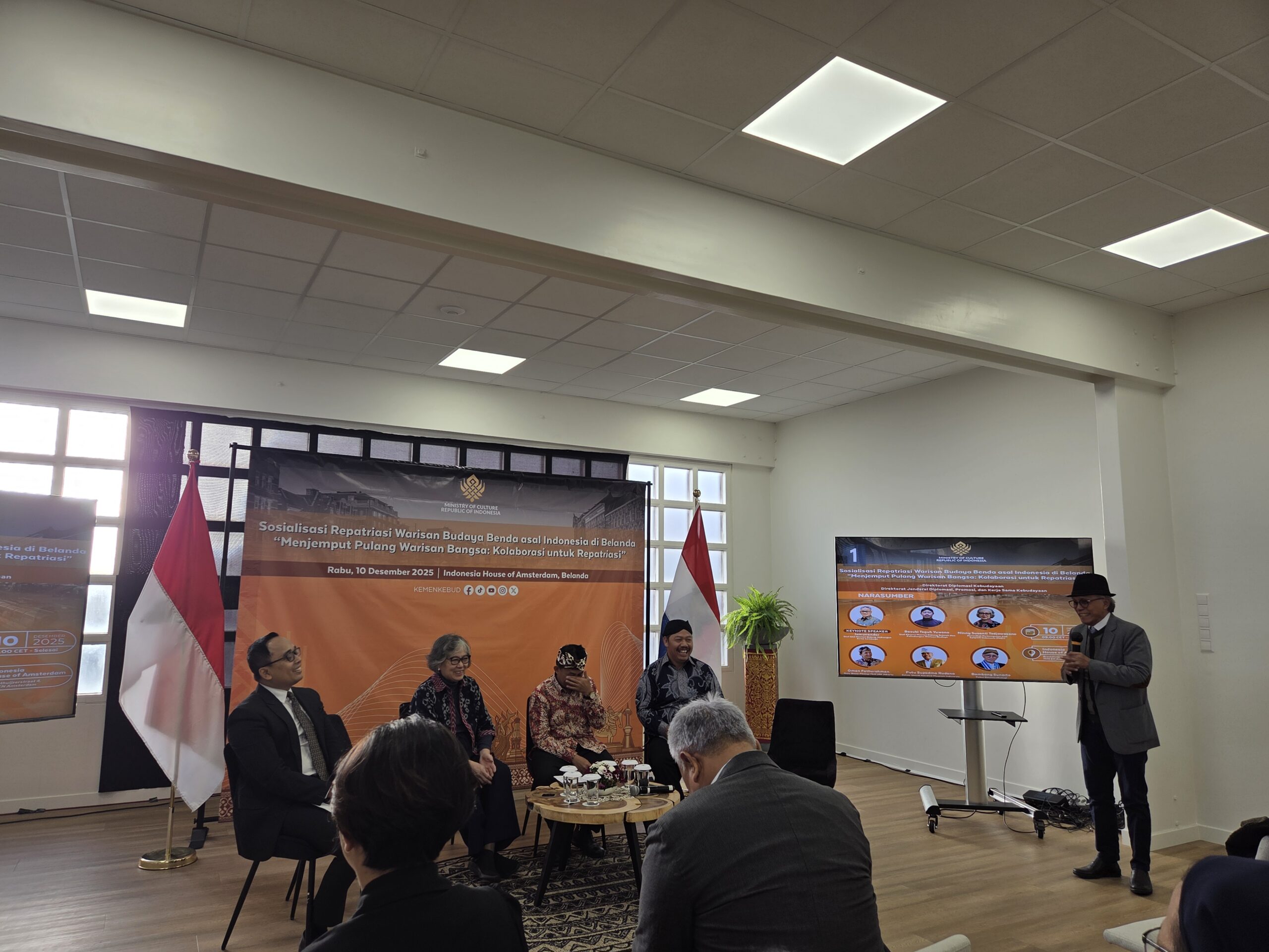 Bambang Sunarto, Pakar Etnomusikologi menjelaskan koleksi alat musik Indonesia di Belanda (Foto: Hengky Kurniawan).