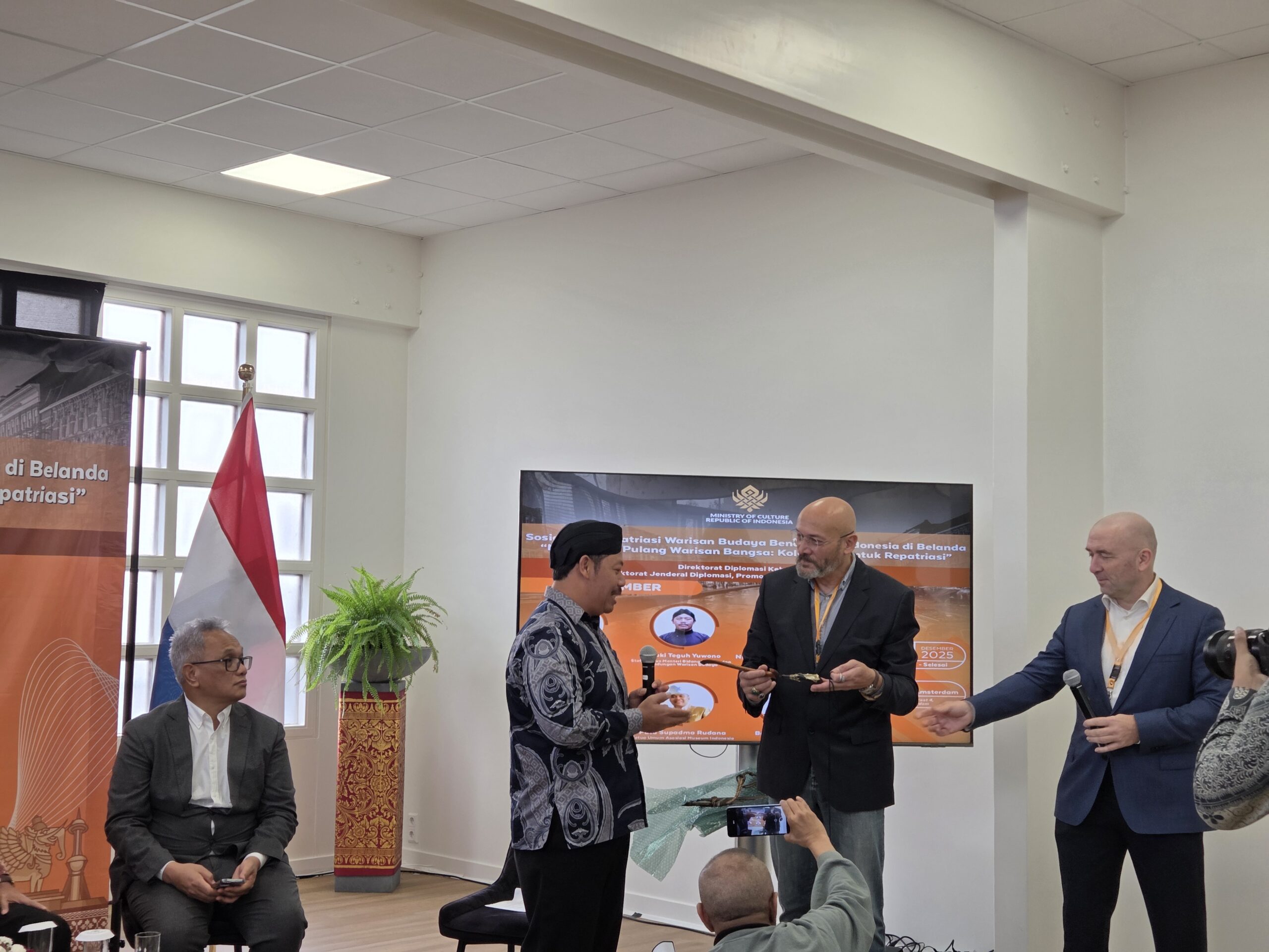 Penyerahan simbolis rencong dan mandau oleh David Gallas kepada perwakilan Indonesia (Foto: Hengky Kurniawan).