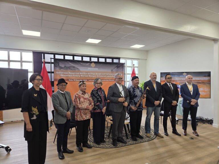 Foto bersama David Gallas dengan panitia dan perwakilan Pemerintah Indonesia di akhir acara (Foto: Hengky Kurniawan).