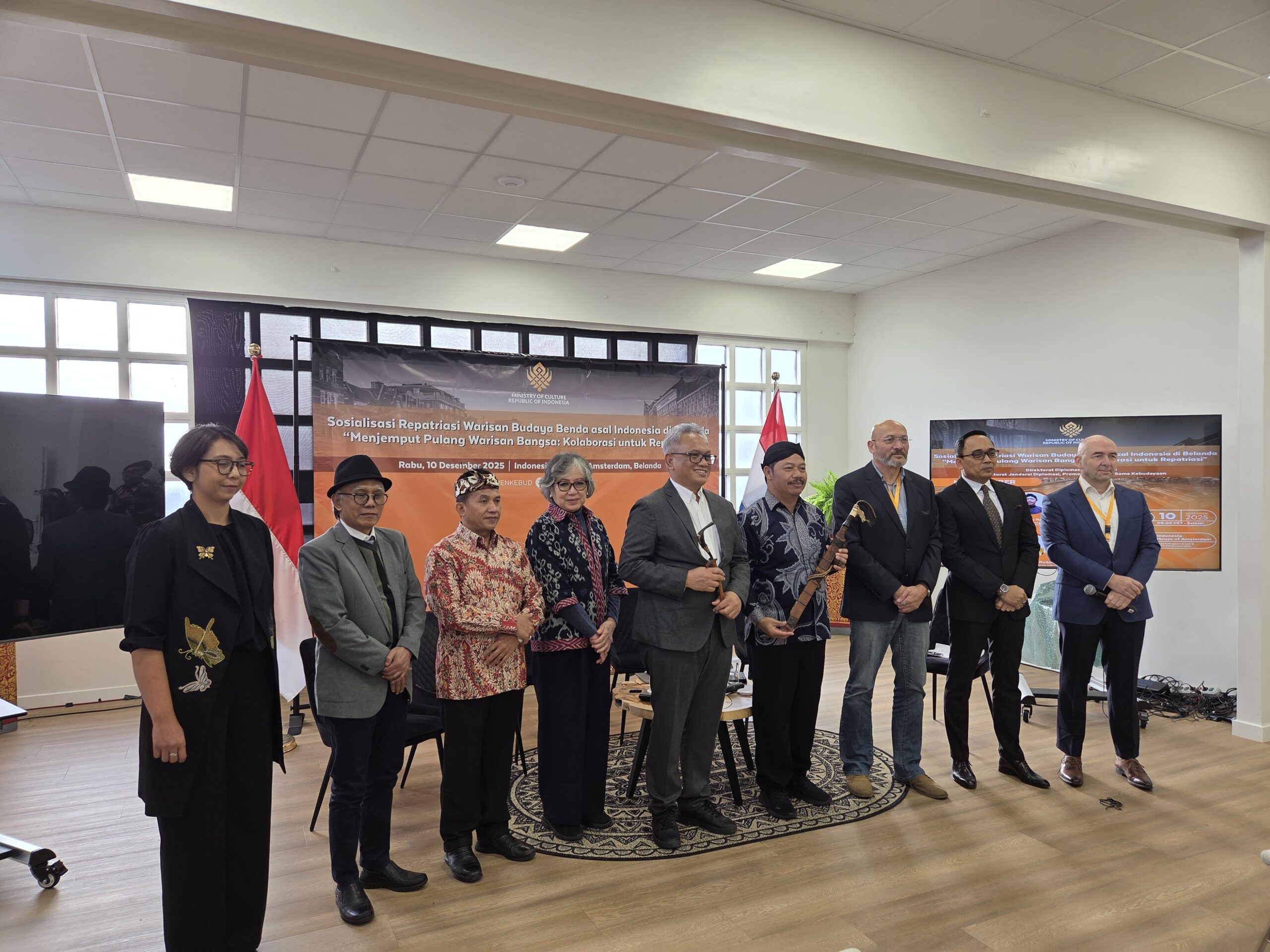 Foto bersama David Gallas dengan panitia dan perwakilan Pemerintah Indonesia di akhir acara (Foto: Hengky Kurniawan).