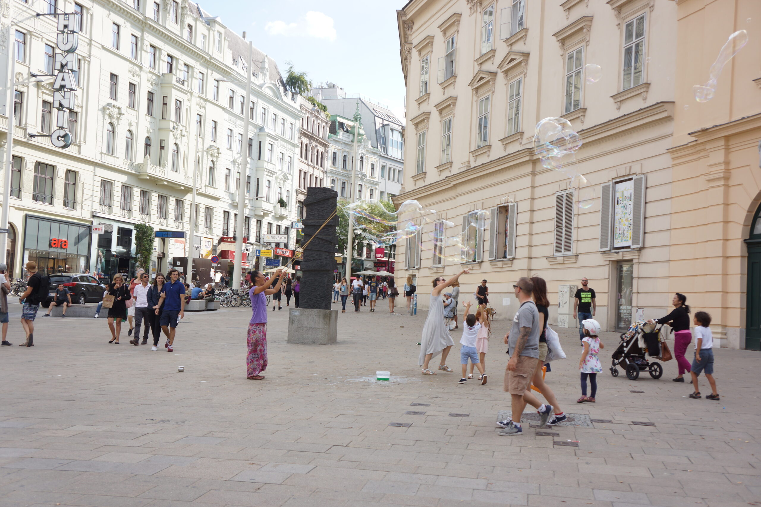 Kota Wina yang modern dan banyak tempat terbuka hijau dan trotoar yang lebar (Foto diambil oleh Hengky Kurniawan)