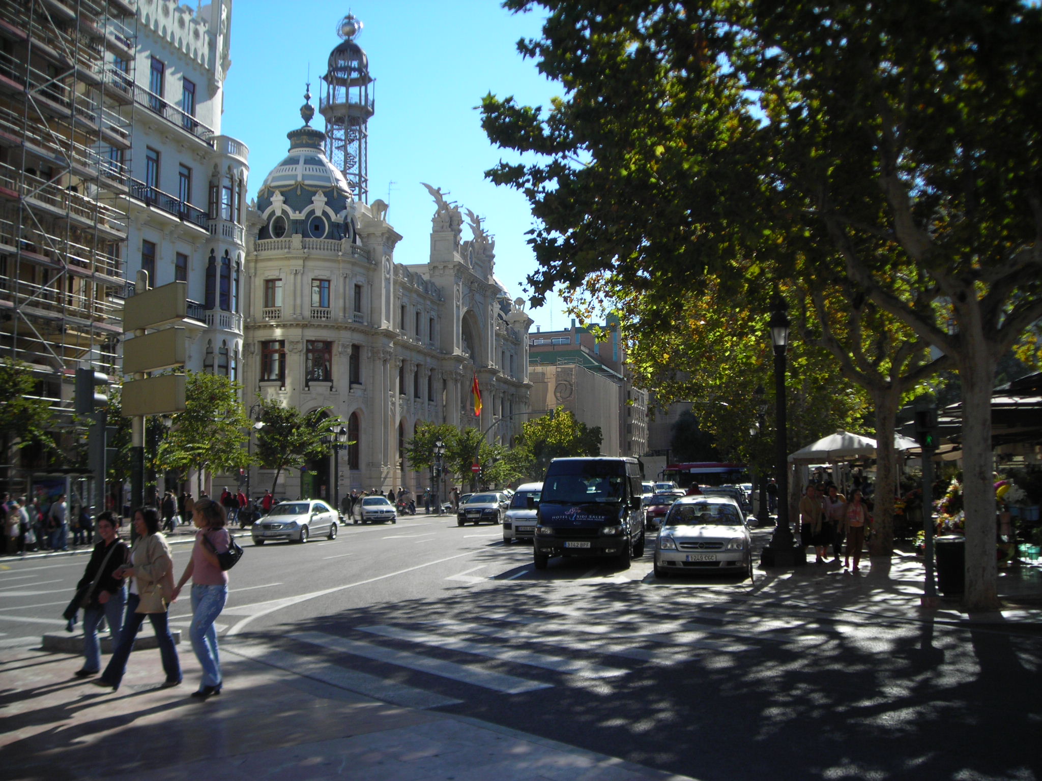 Kota Barcelona yang padat, namun terdapat banyak taman dan trotoar yang nyaman bagi warga kota (Foto diambil oleh Hengky Kurniawan)