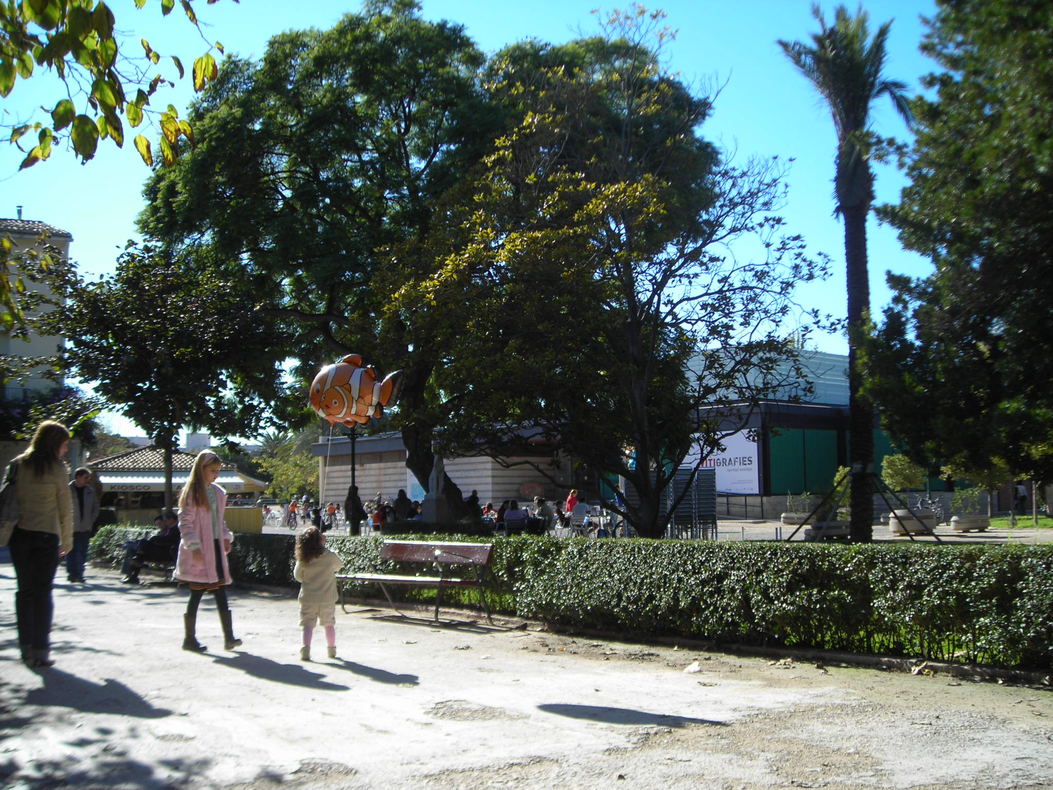 Kota Barcelona yang padat, namun terdapat banyak taman dan trotoar yang nyaman bagi warga kota (Foto diambil oleh Hengky Kurniawan)