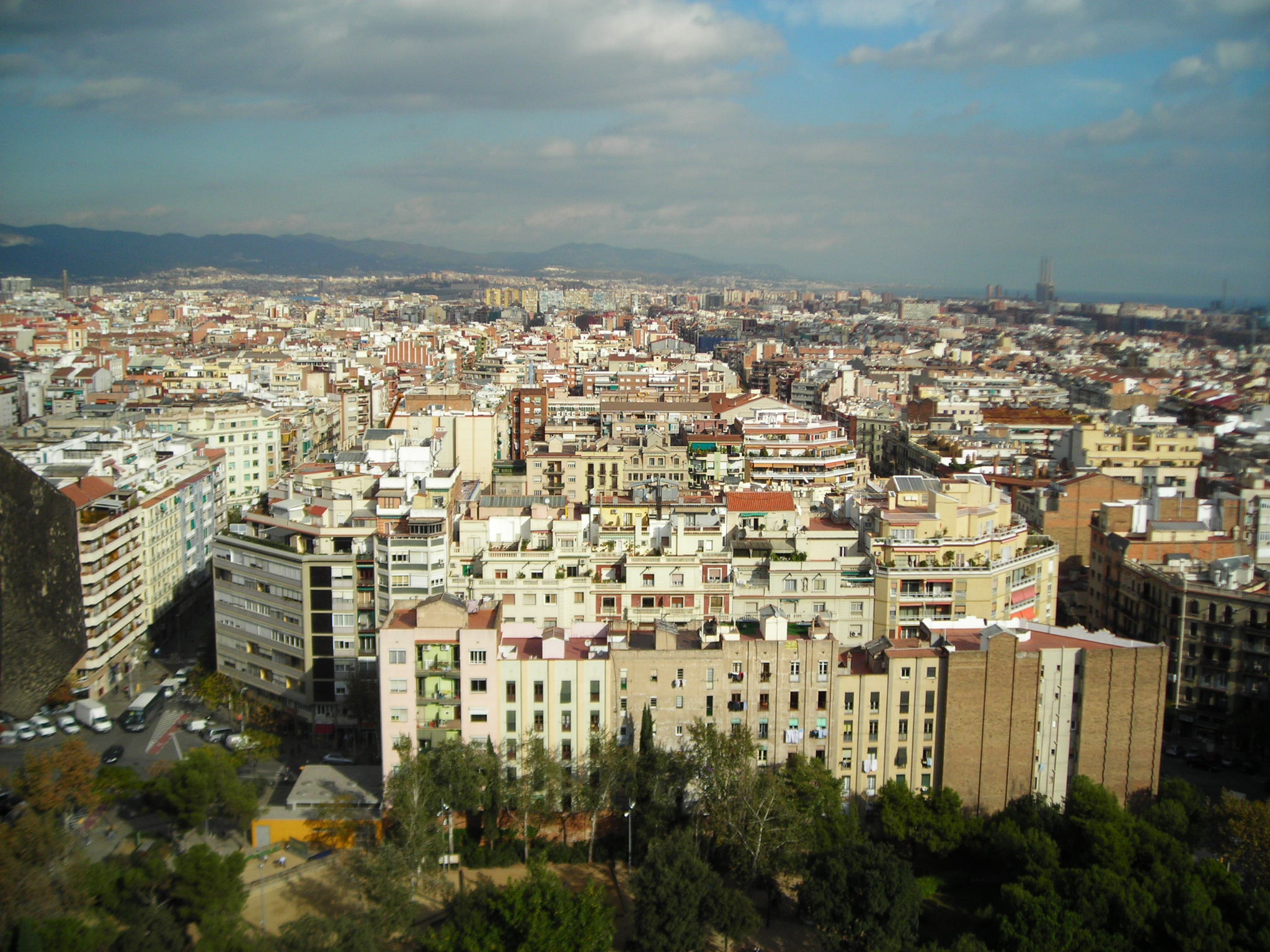 Kota Barcelona yang padat, namun terdapat banyak taman dan trotoar yang nyaman bagi warga kota (Foto diambil oleh Hengky Kurniawan)