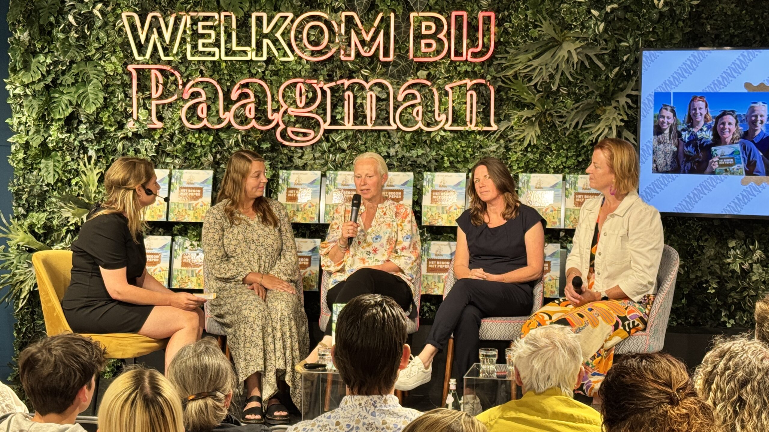 Tim penulis pada peluncuran buku di Den Haag. Dari kiri ke kanan presentator Roos Visser Marrit Boogaars, Liesbeth Rosendaal, Juul Lelieveld dan Annemiek de Groot