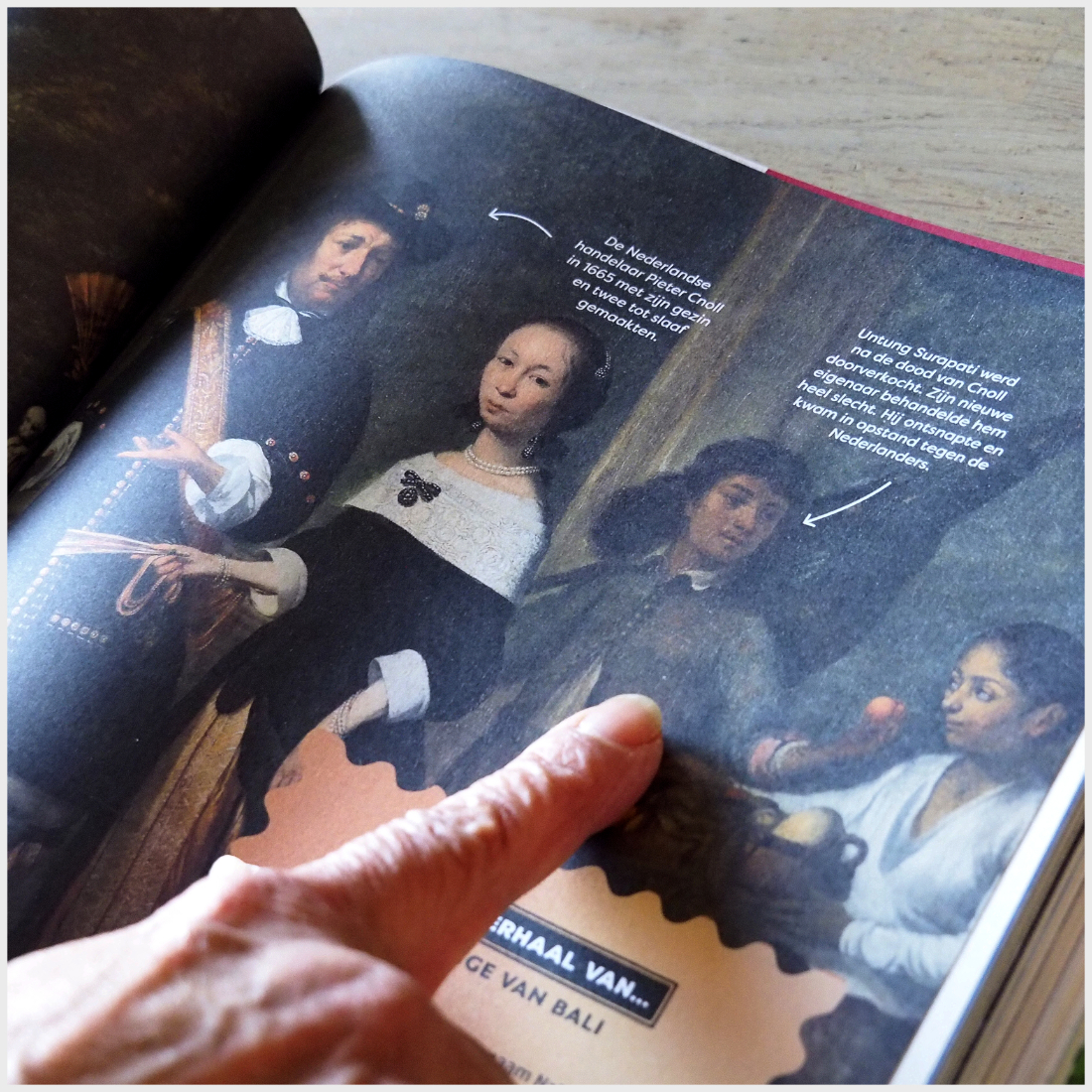 Lukisan keluarga saudagar Pieter Cnoll pada 1665, di sebelah kanan Untung Surapati