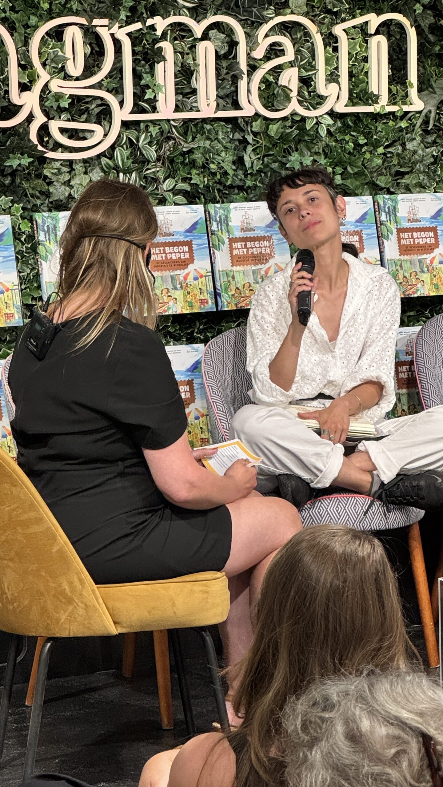 Ilustrator Dido Drachman pada peluncuran buku di Den Haag, ia menceritakan cara kerjanya