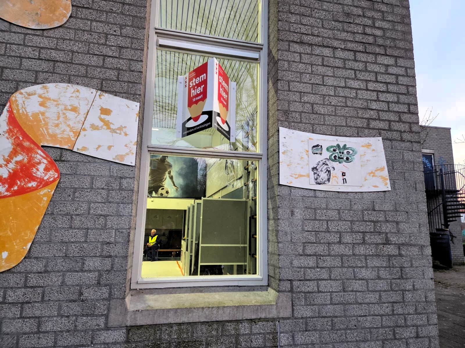 Suasana ruangan pemilihan yang sederhana tampak luar (Foto: Hengky Kurniawan)