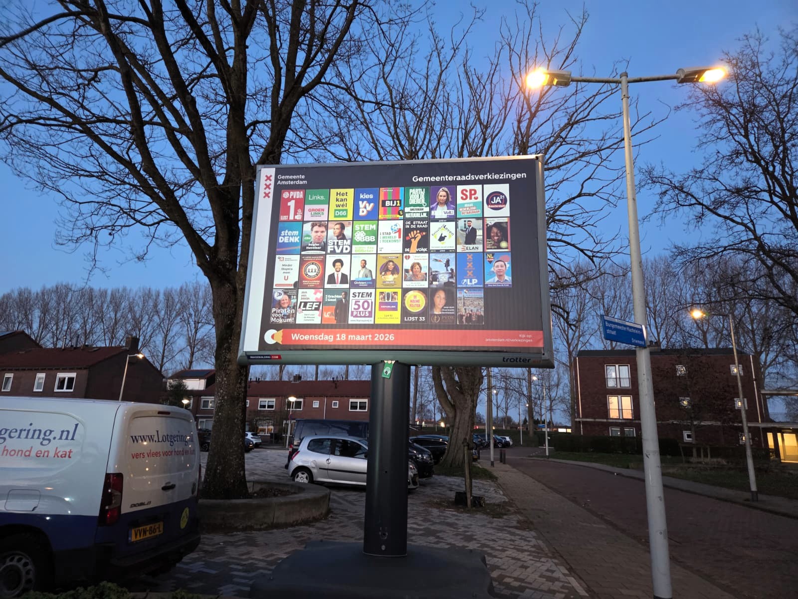 Spanduk partai dan peserta pemilu yang disediakan pemerintah daerah (Foto: Hengky Kurniawan)