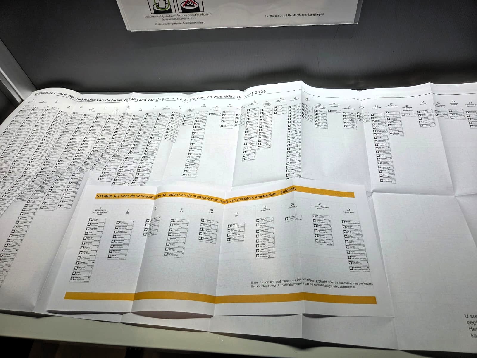 Penampakan surat suara di Amsterdam untuk Komisi tingkat kecamatan (stadsdeelcommissies ) dan komisi administrative (bestuurscommissie) (Foto: Hengky Kurniawan)