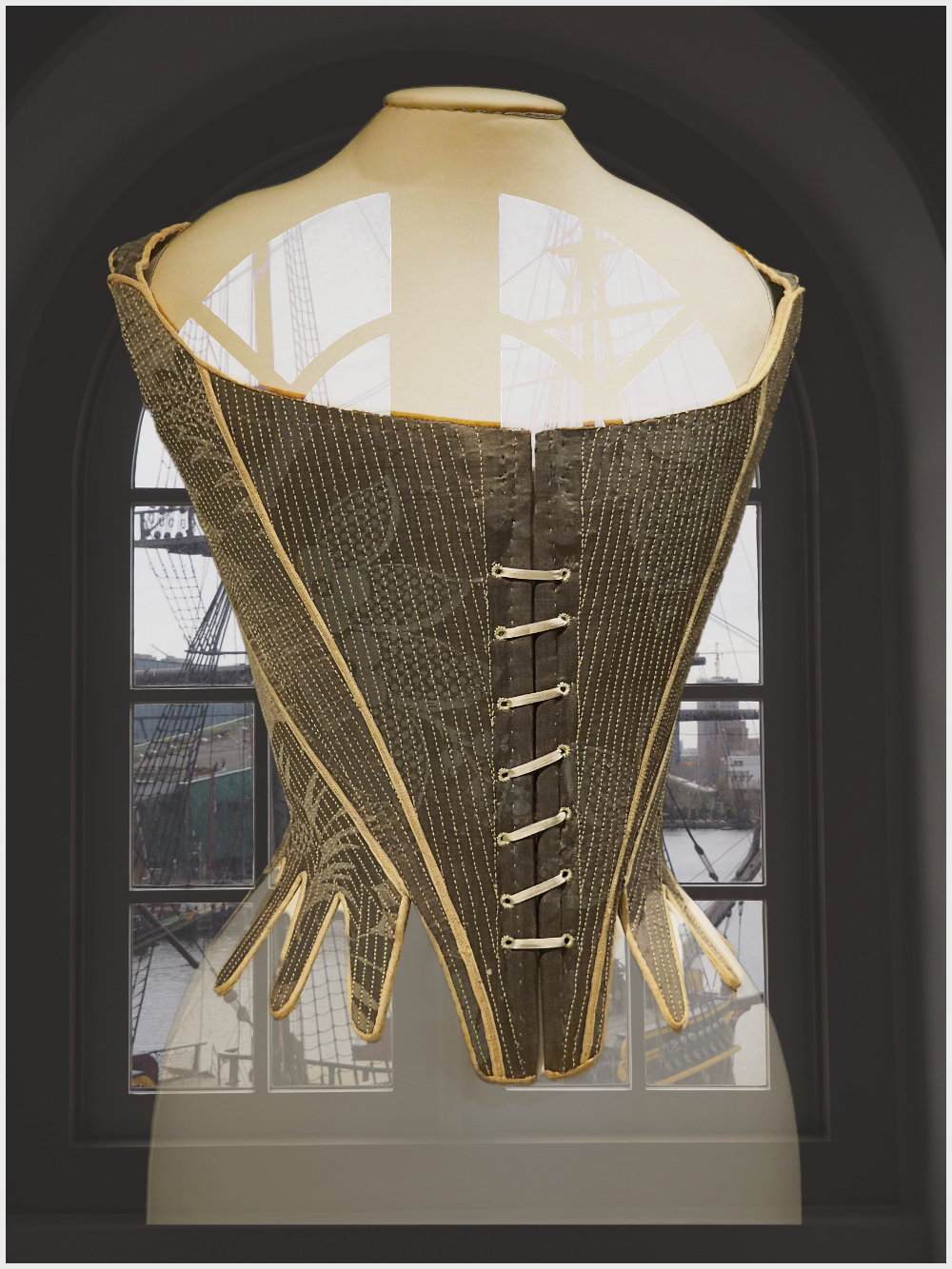 Korset pelangsing dengan pengencang lentur dari jenggot ikan paus. (Sumber: Cor Perrier)