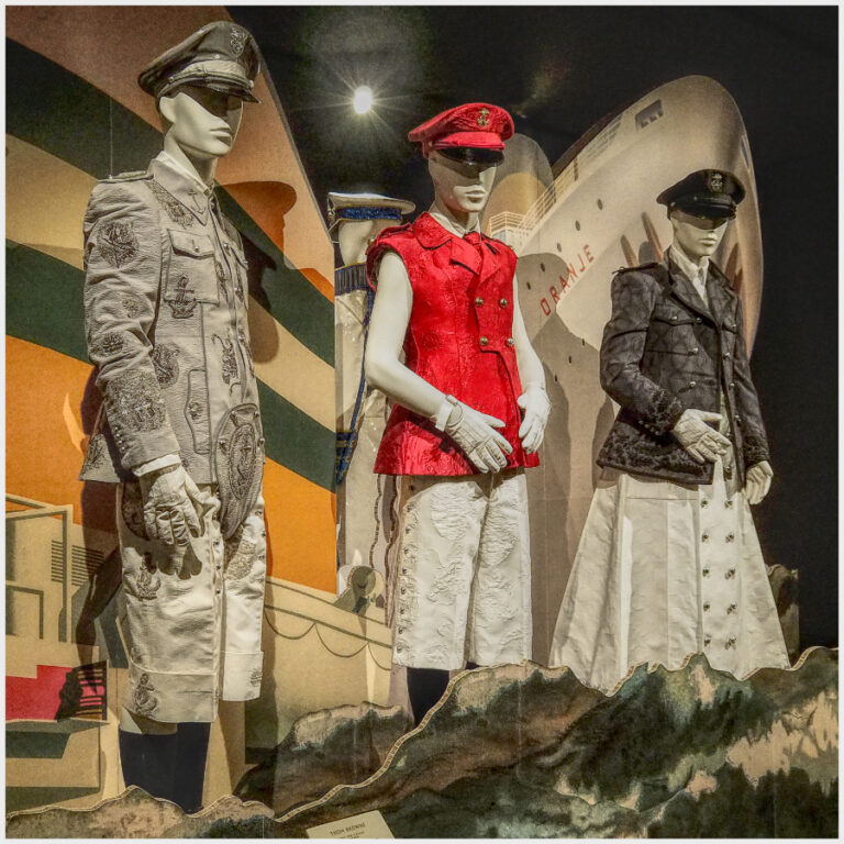 Perancang Thom Browne mempertanyakan citra yang ingin disampaikan dengan seragam angkatan laut. (Sumber: Cor Perrier)