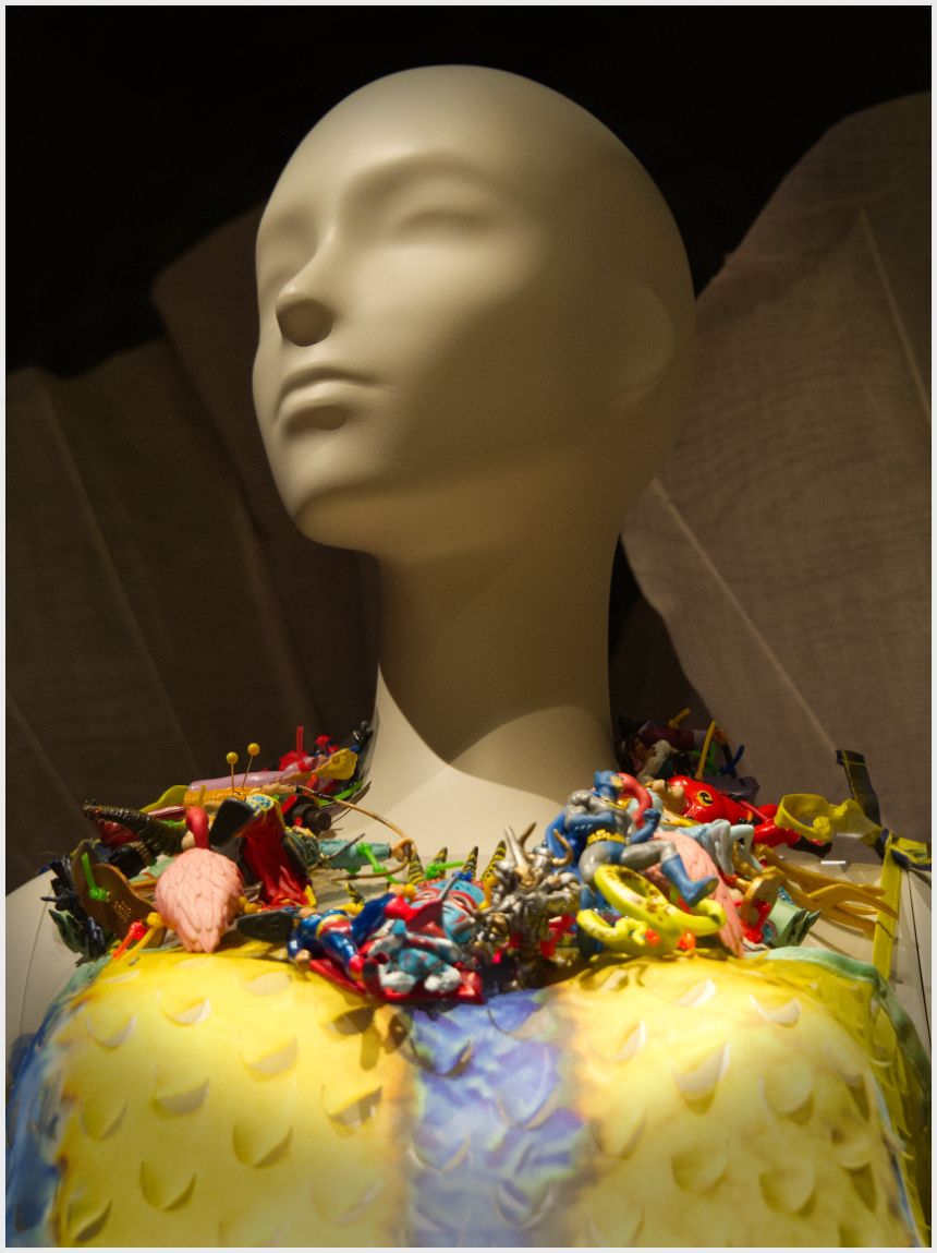 Kalung terbuat dari sampah plastik (Sumber: Cor Perrier)