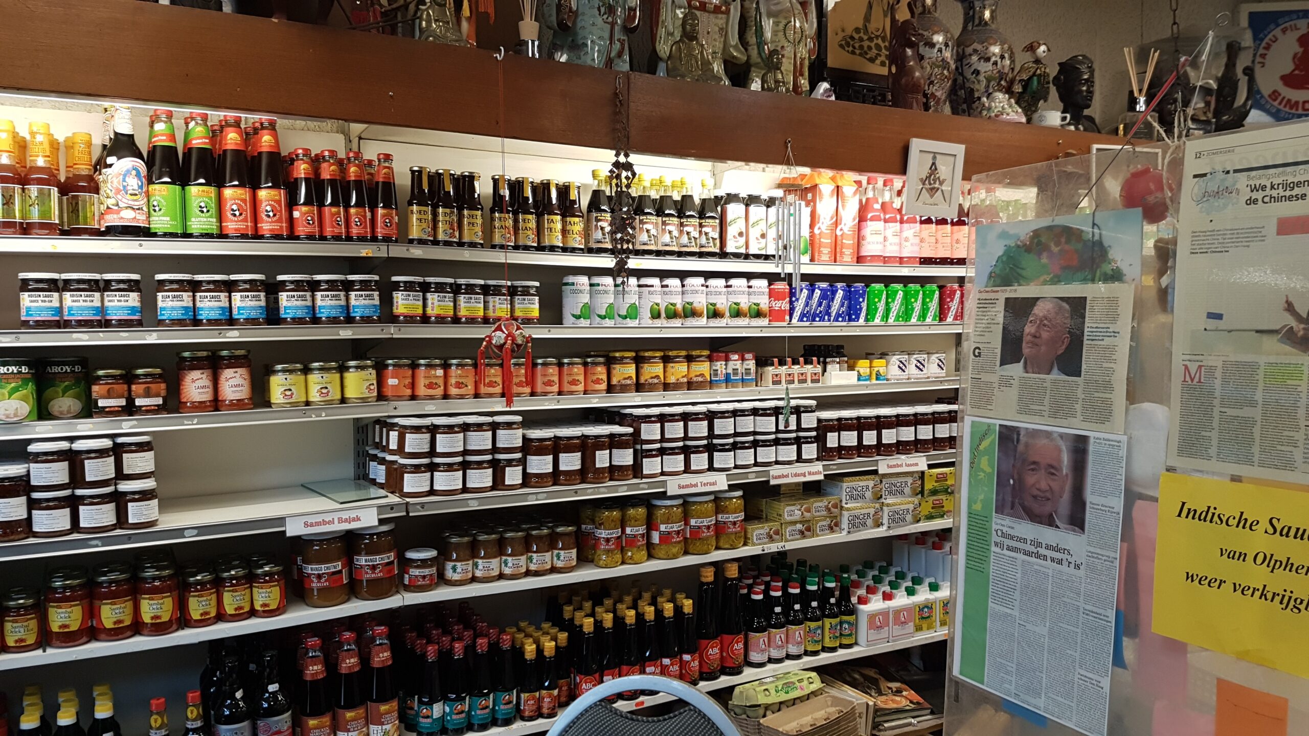 Etalase salah satu toko Tionghoa-Indonesia di Belanda (Foto: Hengky Kurniawan)