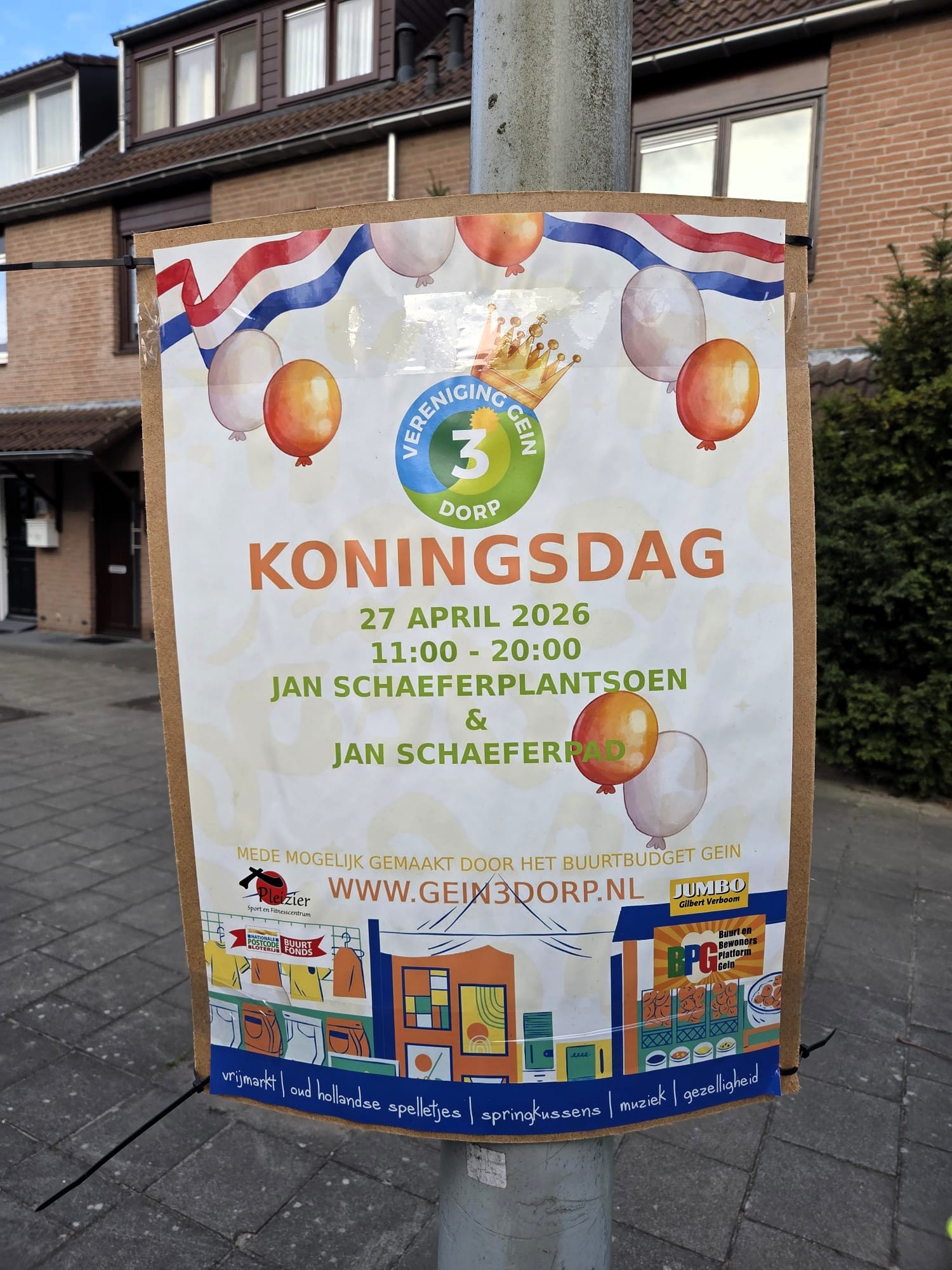 Undangan perayaan Hari Raja (Koningsdag) di area perumahan (Foto: Hengky Kurniawan)