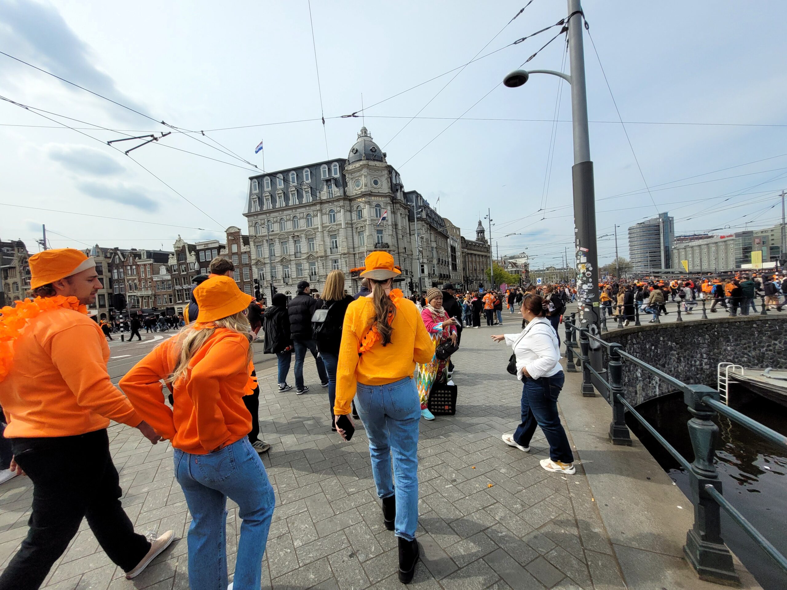 Warga Belanda menggunakan pakaian warna oranye mengunjungi pusat kota (Foto: Hengky Kurniawan)