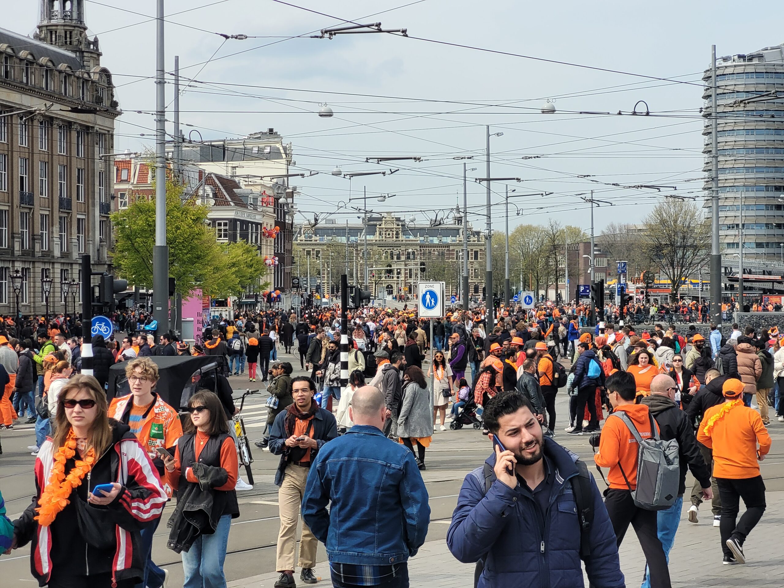 Warga Belanda menggunakan pakaian warna oranye mengunjungi pusat kota (Foto: Hengky Kurniawan)