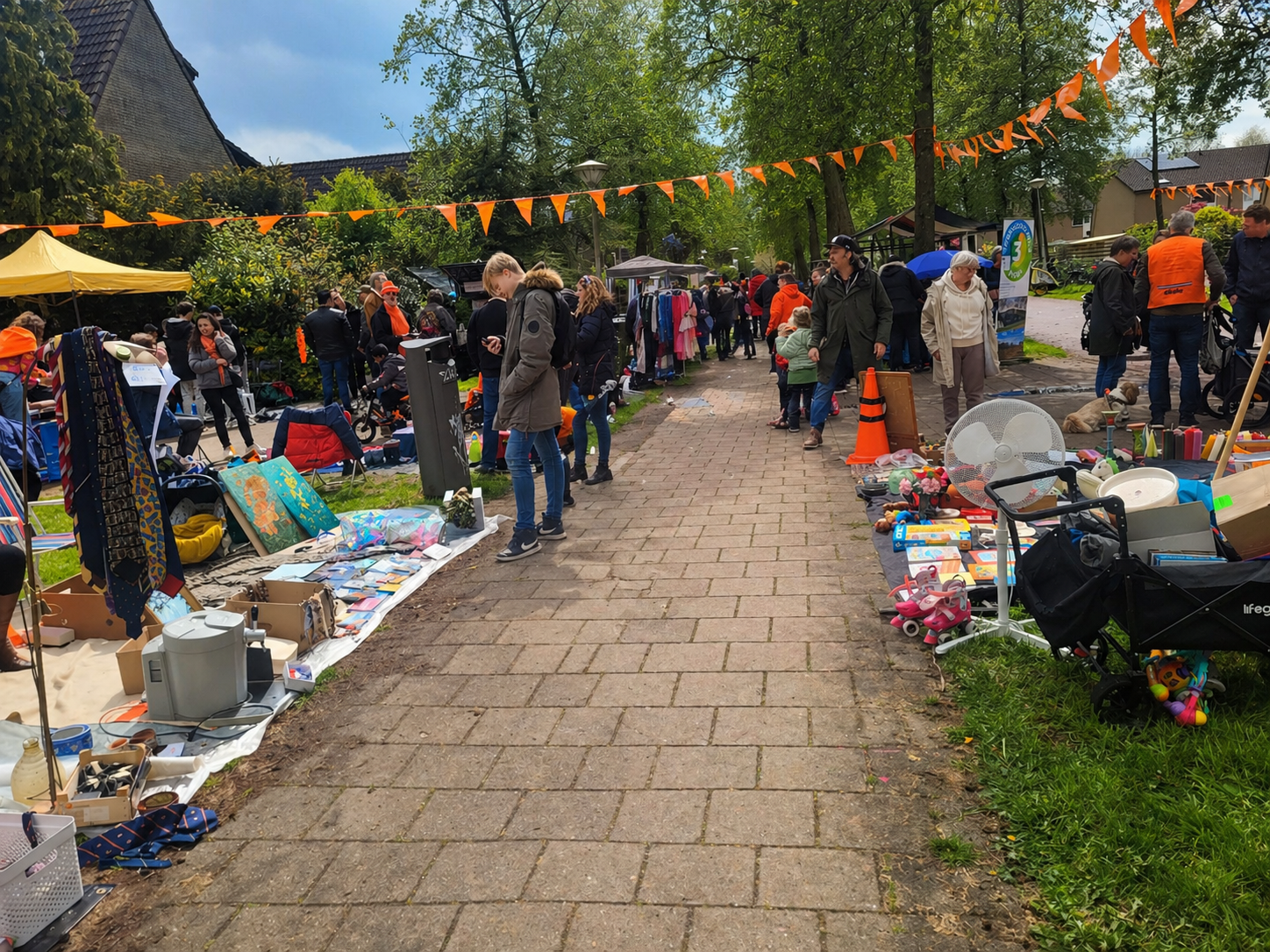 Warga Belanda menjual barang bekas tanpa perlu izin (Foto: Hengky Kurniawan)