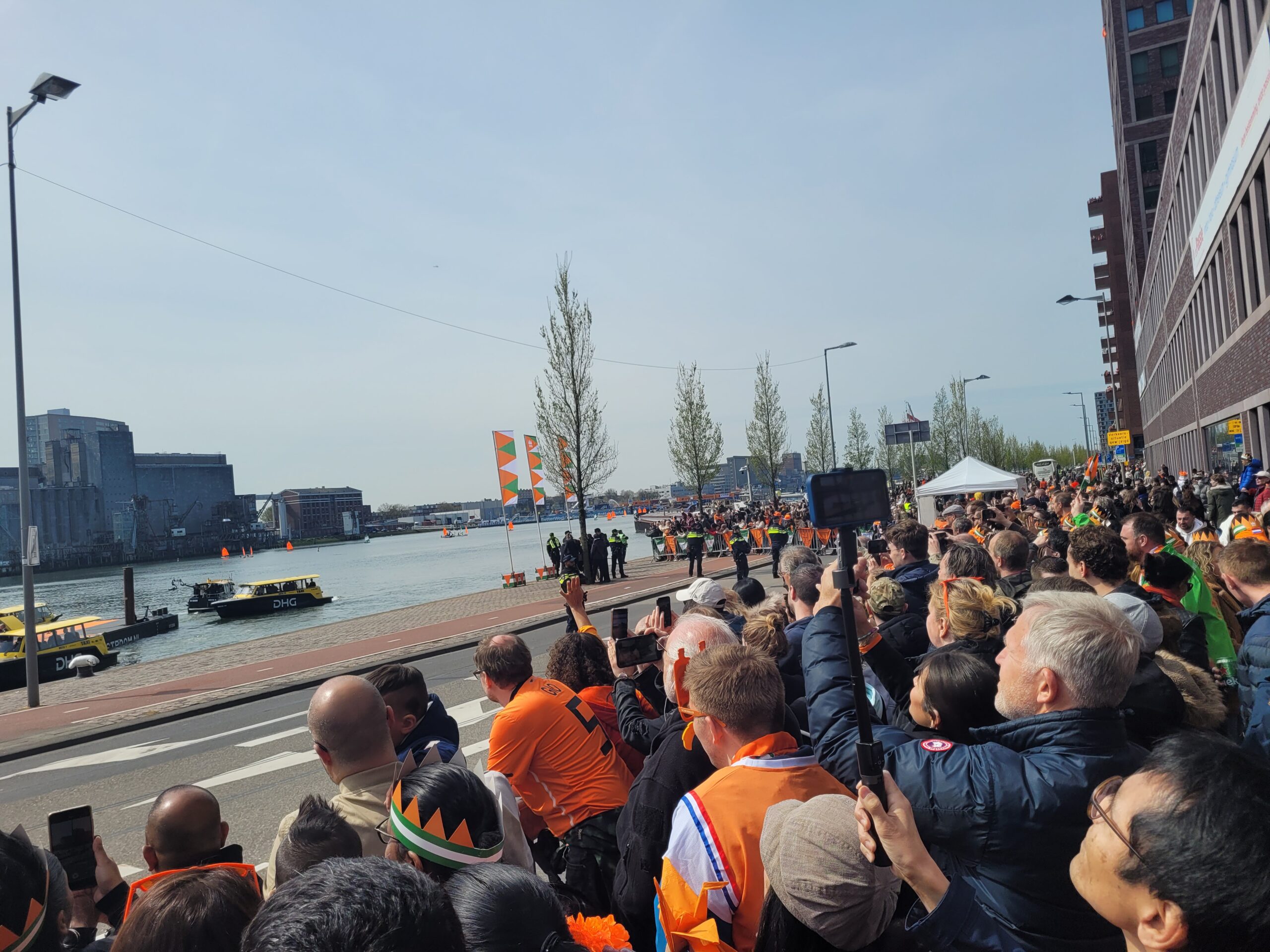 Warga Rotterdam menanti Raja Belanda Willem-Alexander, meninggalkan tempat acara di Rotterdam (Foto: Hengky Kurniawan)