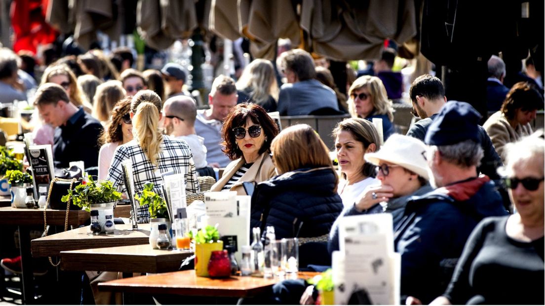 Een trrasje pakken ketika cuaca cerah (sumber: omroepwest.nl)