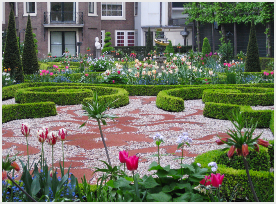 Aneka warna tulip di kebun gaya Barok di halaman sebuah rumah megah di Amsterdam (Foto: sumber Yanti Mualim)