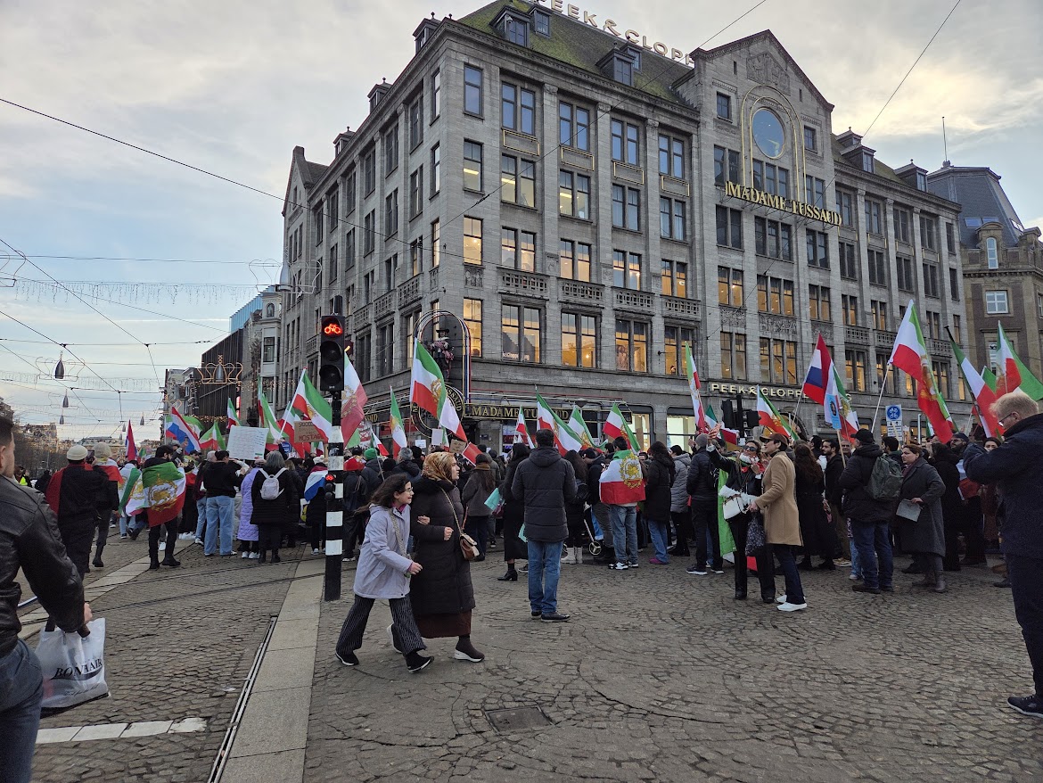 Demonstrasi diaspora Iran di depan Dam Square, Amsterdam. Konflik di Timur Tengah juga mempengaruhi kondisi ekonomi Belanda (Foto: Hengky Kurniawan).