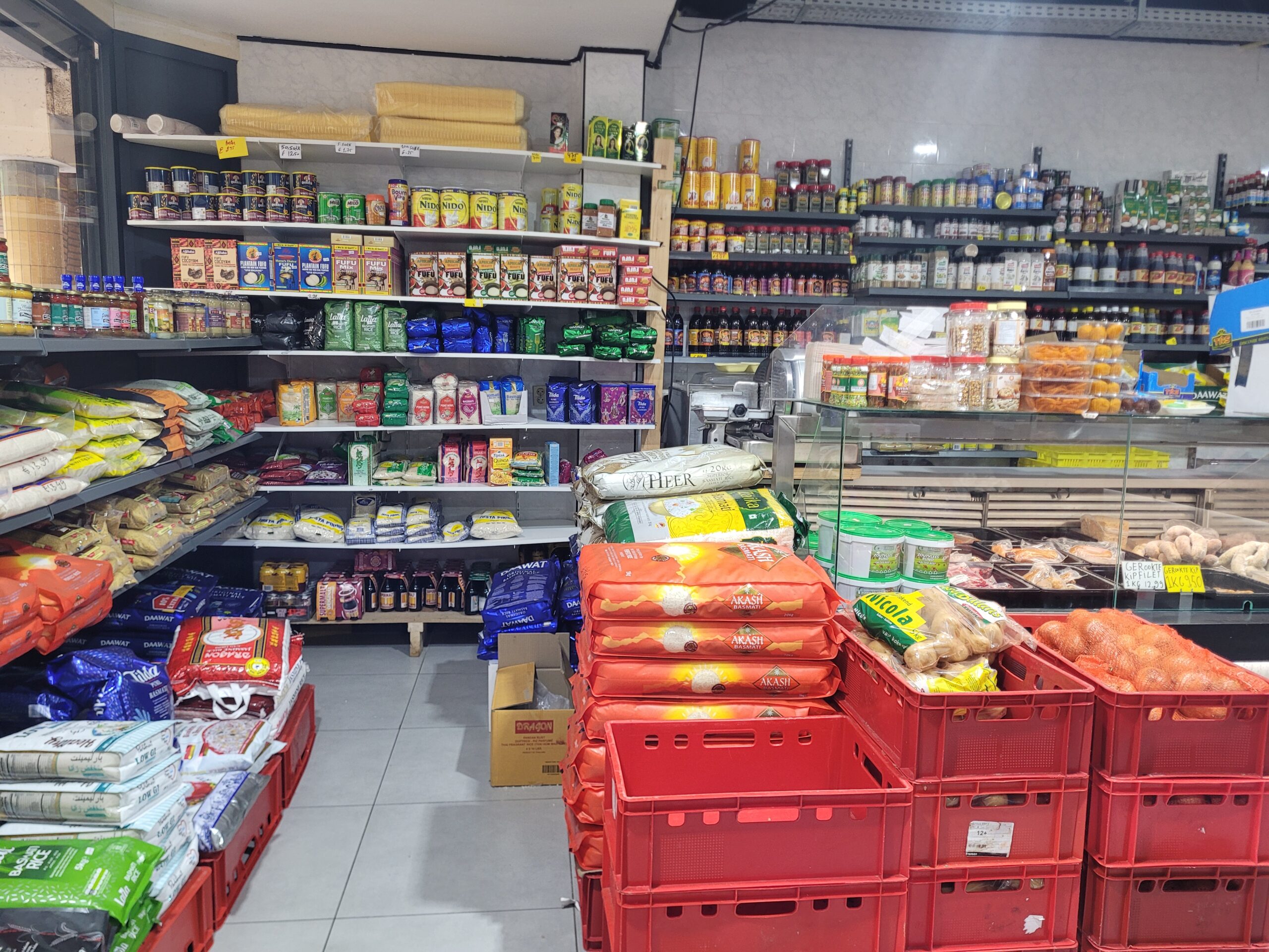 Supermarket tradisional di Belanda menjual produk dari berbagai negara Asia (foto: Hengky Kurniawan)