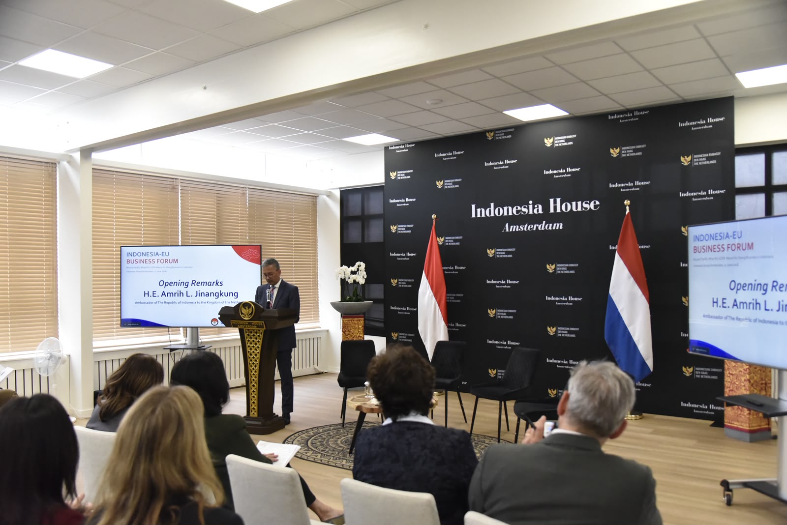 Duta Besar RI untuk Kerajaan Belanda, Laurentius Amrih Jinangkung dan Utusan Khusus Presiden RI untuk Perdagangan Internasional dan Kerja Sama Multilateral, Mari Elka Pangestu, dan Annemarie van der Heijden dari Kementerian Luar Negeri Belanda  (Foto: KBRI Den Haag & Hengky Kurniawan).