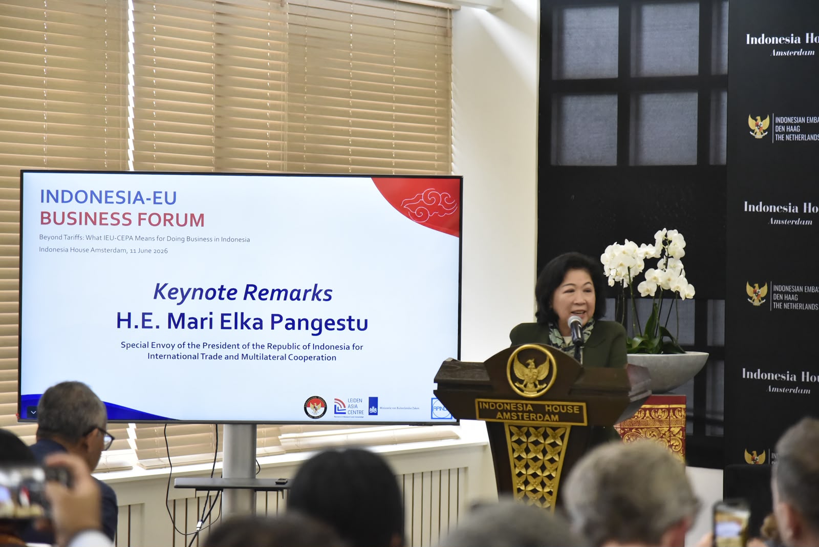 Duta Besar RI untuk Kerajaan Belanda, Laurentius Amrih Jinangkung dan Utusan Khusus Presiden RI untuk Perdagangan Internasional dan Kerja Sama Multilateral, Mari Elka Pangestu, dan Annemarie van der Heijden dari Kementerian Luar Negeri Belanda  (Foto: KBRI Den Haag & Hengky Kurniawan).