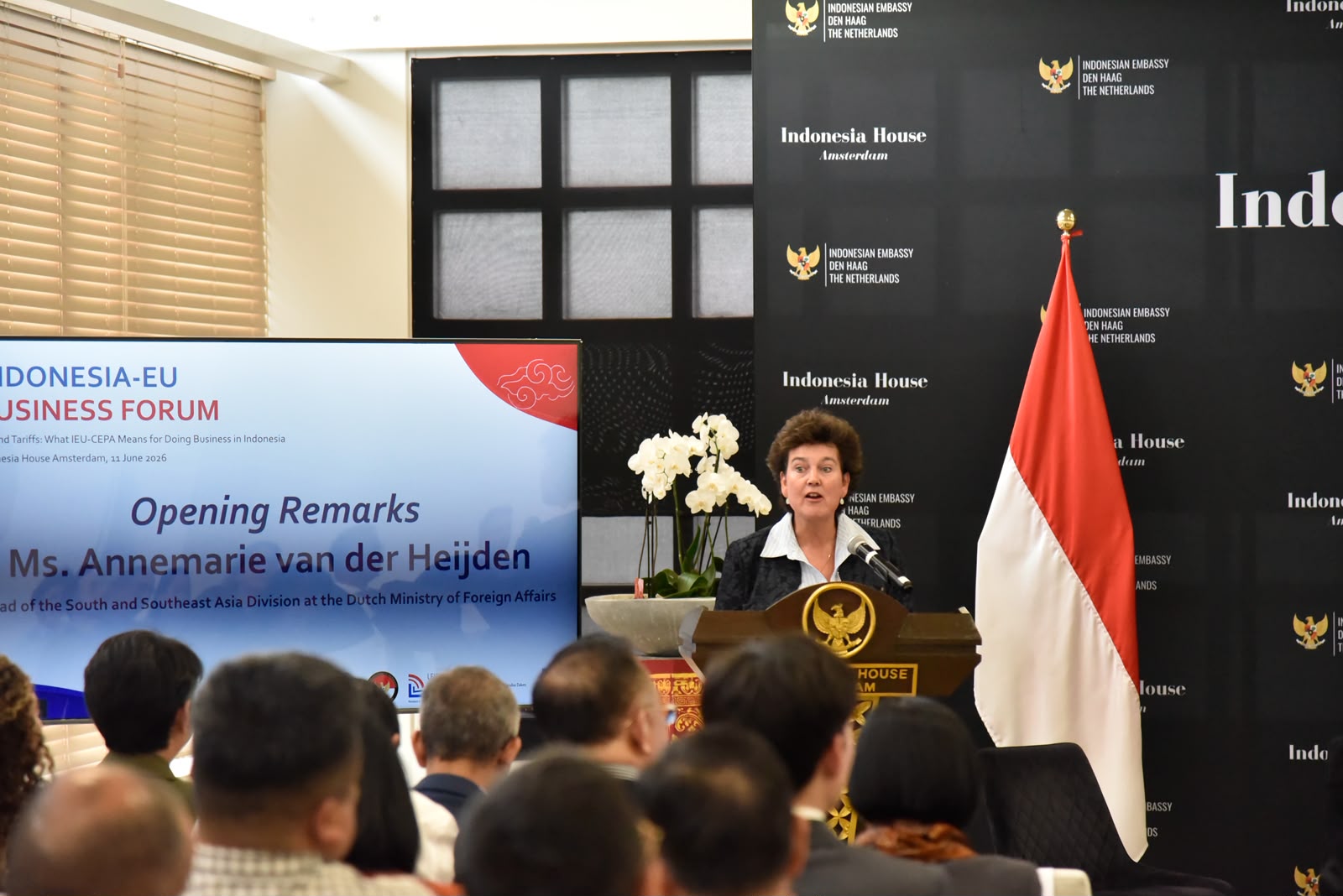 Duta Besar RI untuk Kerajaan Belanda, Laurentius Amrih Jinangkung dan Utusan Khusus Presiden RI untuk Perdagangan Internasional dan Kerja Sama Multilateral, Mari Elka Pangestu, dan Annemarie van der Heijden dari Kementerian Luar Negeri Belanda  (Foto: KBRI Den Haag & Hengky Kurniawan).