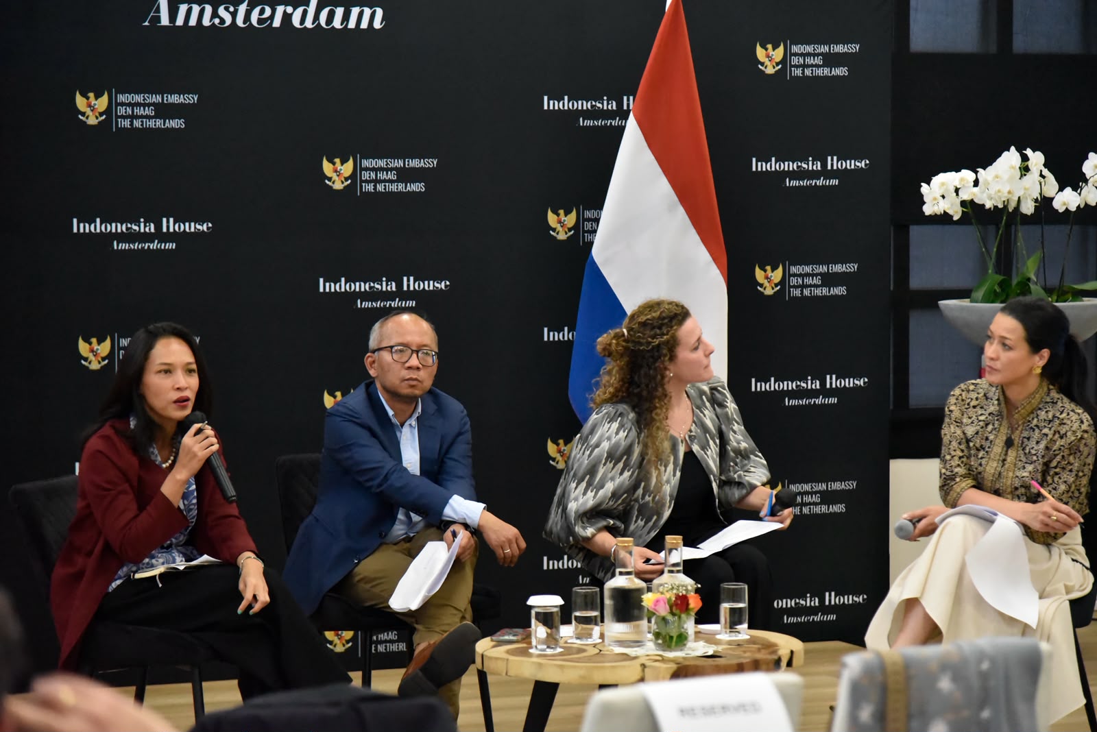 Panelis, dari kiri ke kanan: Devi Kusumaningtyas (Asosiasi Persepatuan Indonesia), A. Rizal Shidiq (Universitas Leiden), Elisabeth Kleipool (Philips), dan Andhika Rutten (Leiden Asia Centre) (Foto: KBRI Den Haag).